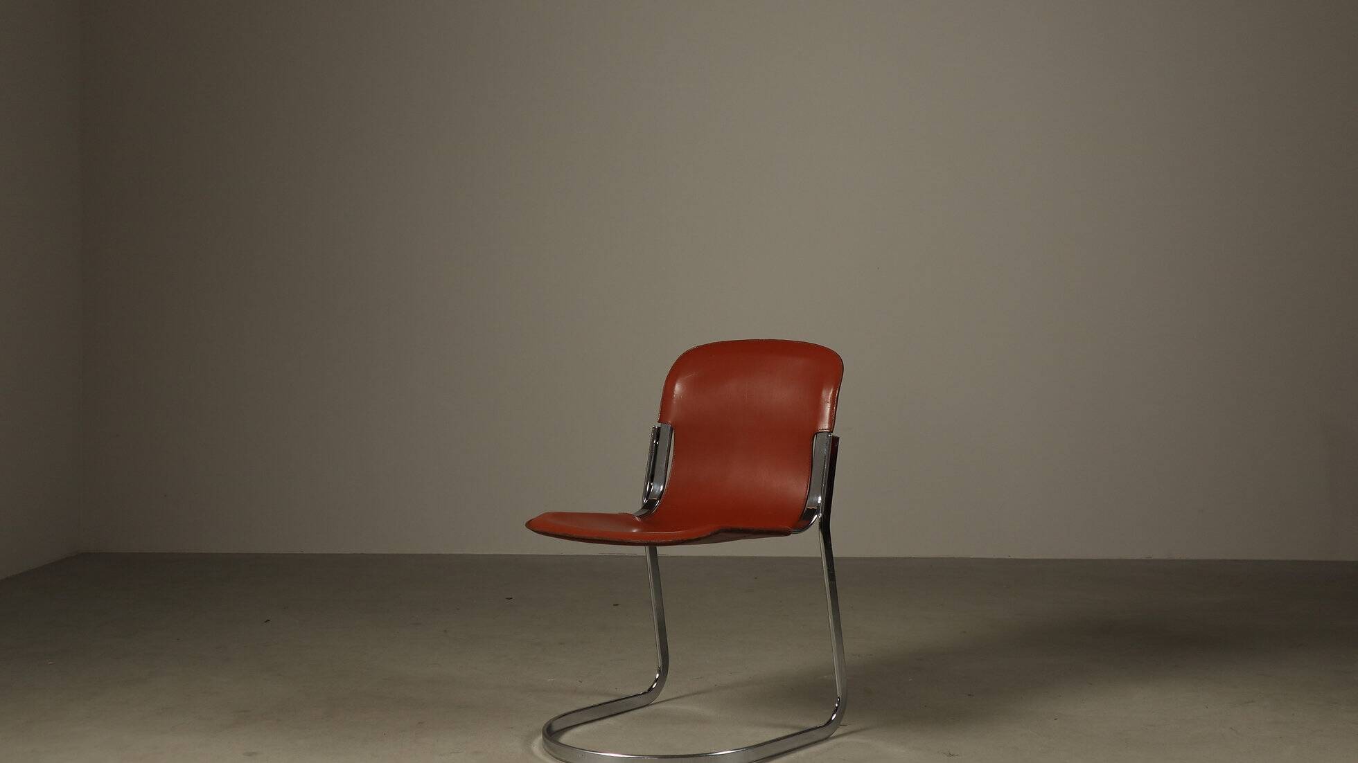 Ensemble de six chaises de salle à manger en cuir à structure cantilever par Willy Rizzo pour Cidue, années 1970.