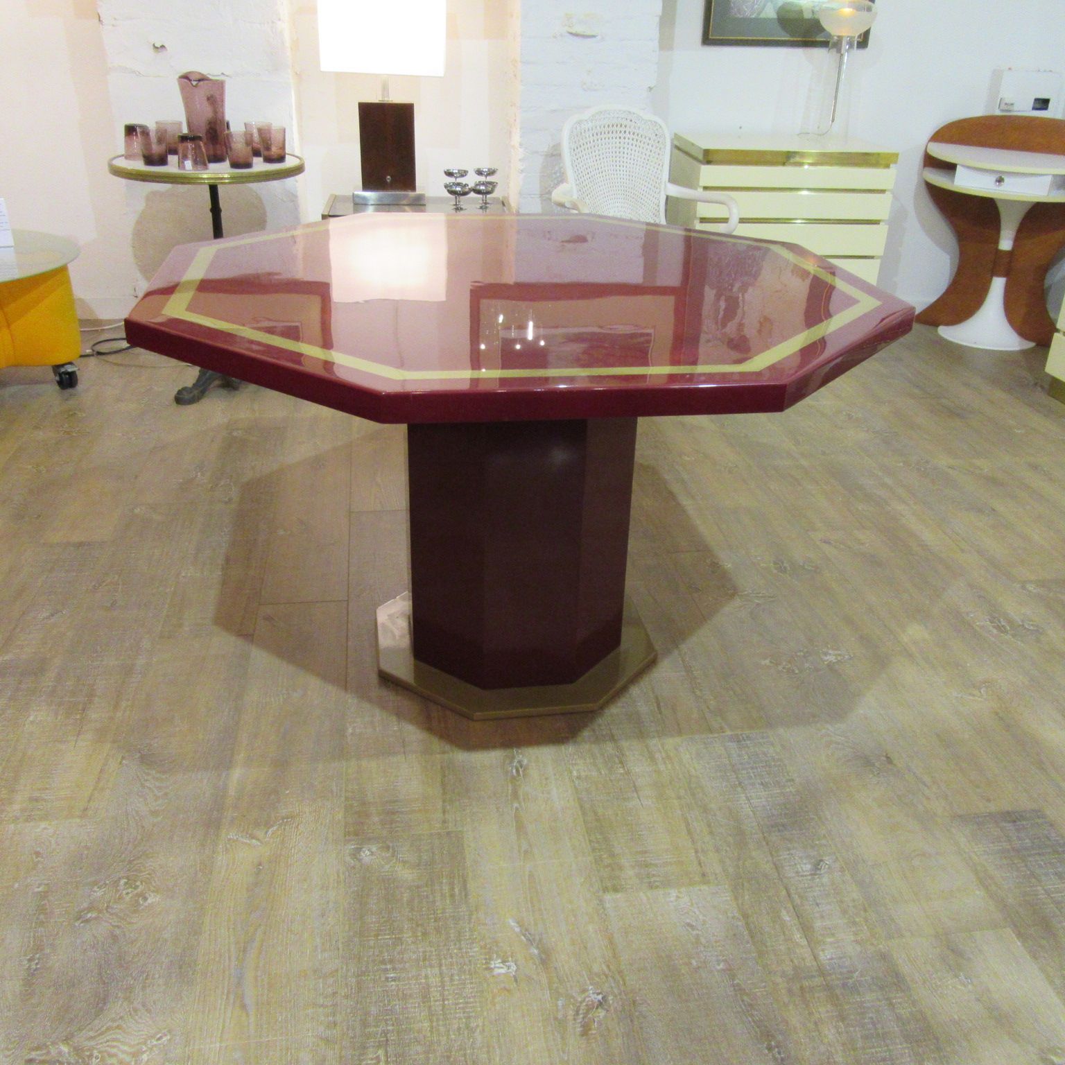 Table laquée rouge et or