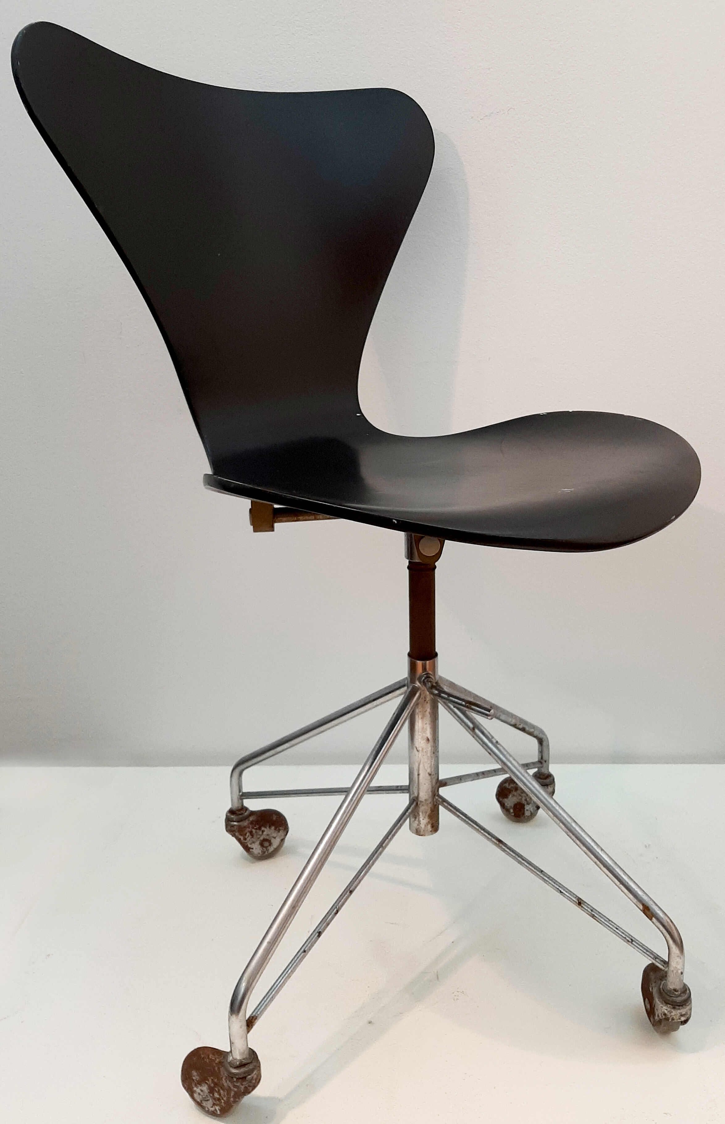 Arne Jacobsen's Seven Swivel Desk Chaide