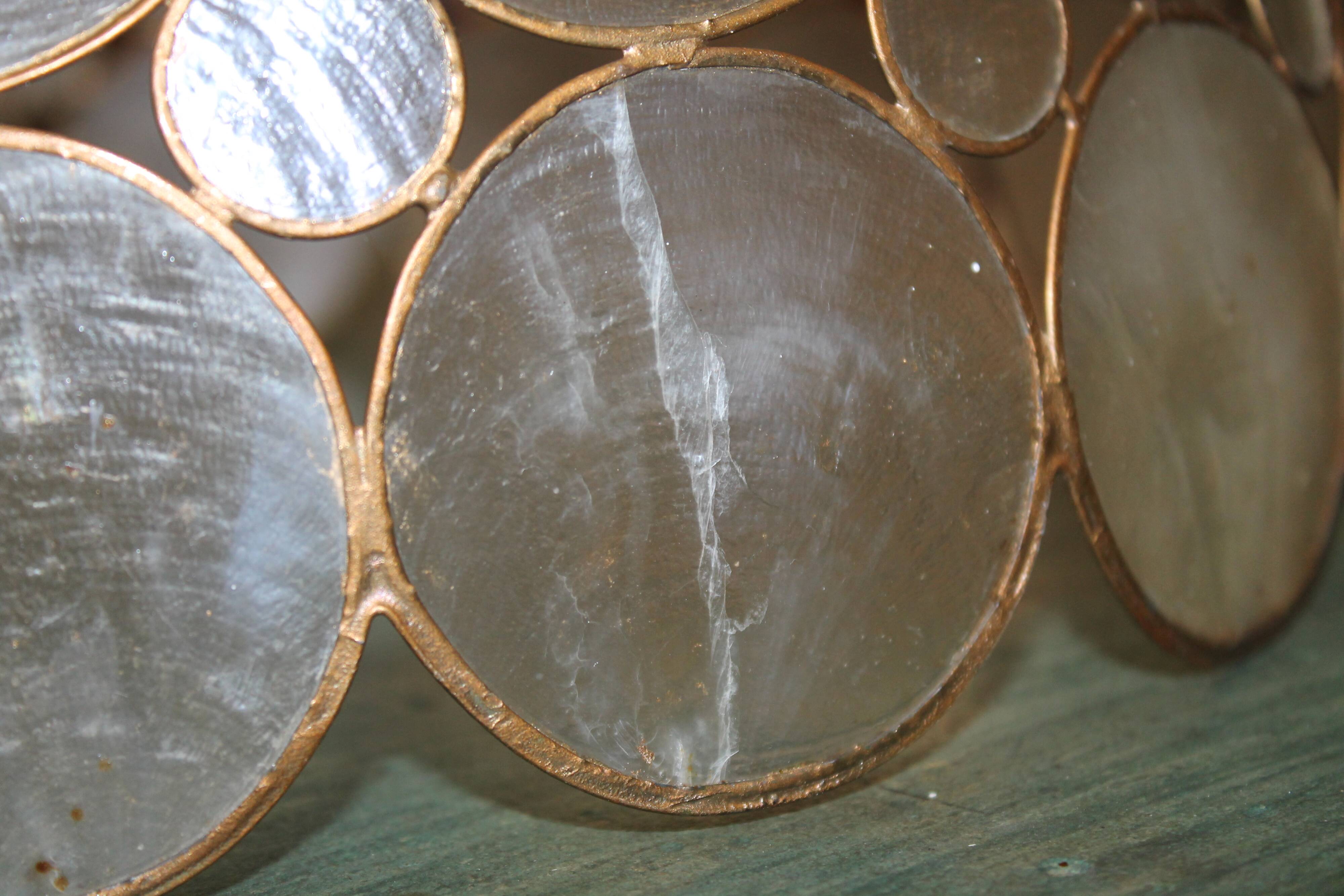 Mother-of-pearl suspension