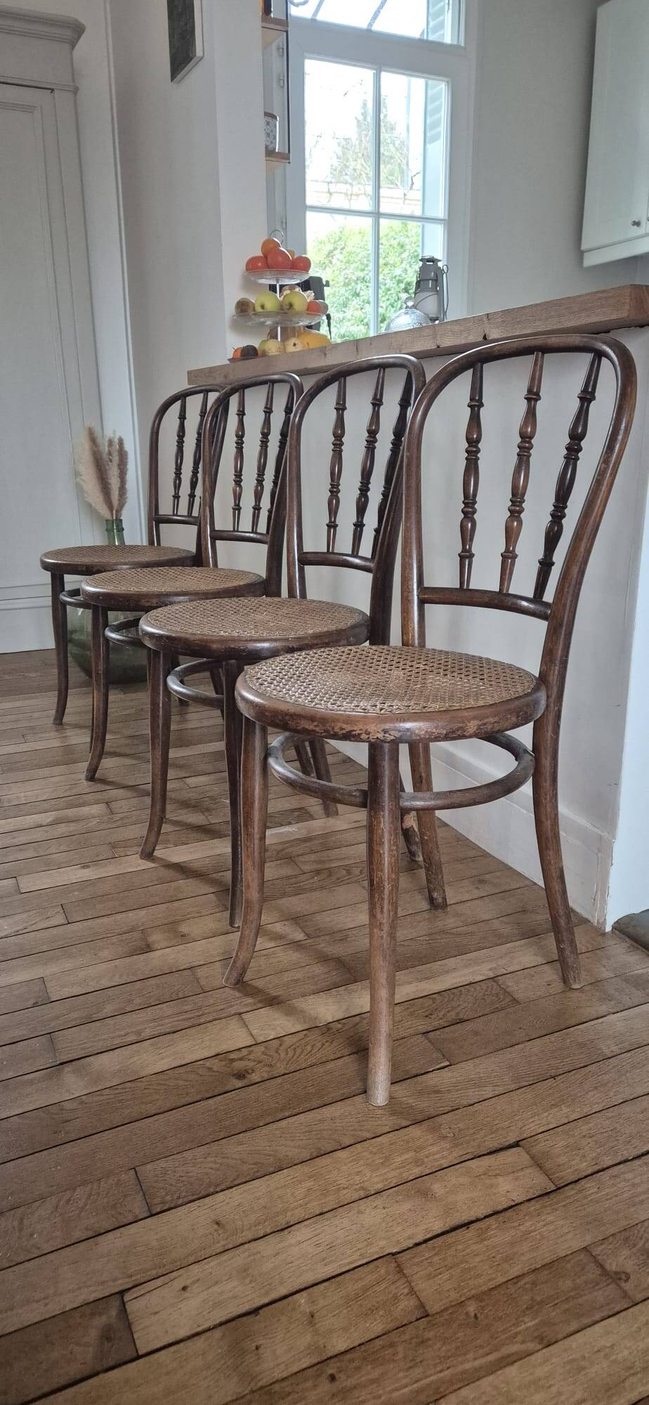 Lot de 4 chaises signées Thonet avec cannage