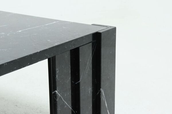 Table basse italienne moderne en marbre noir des années 1970