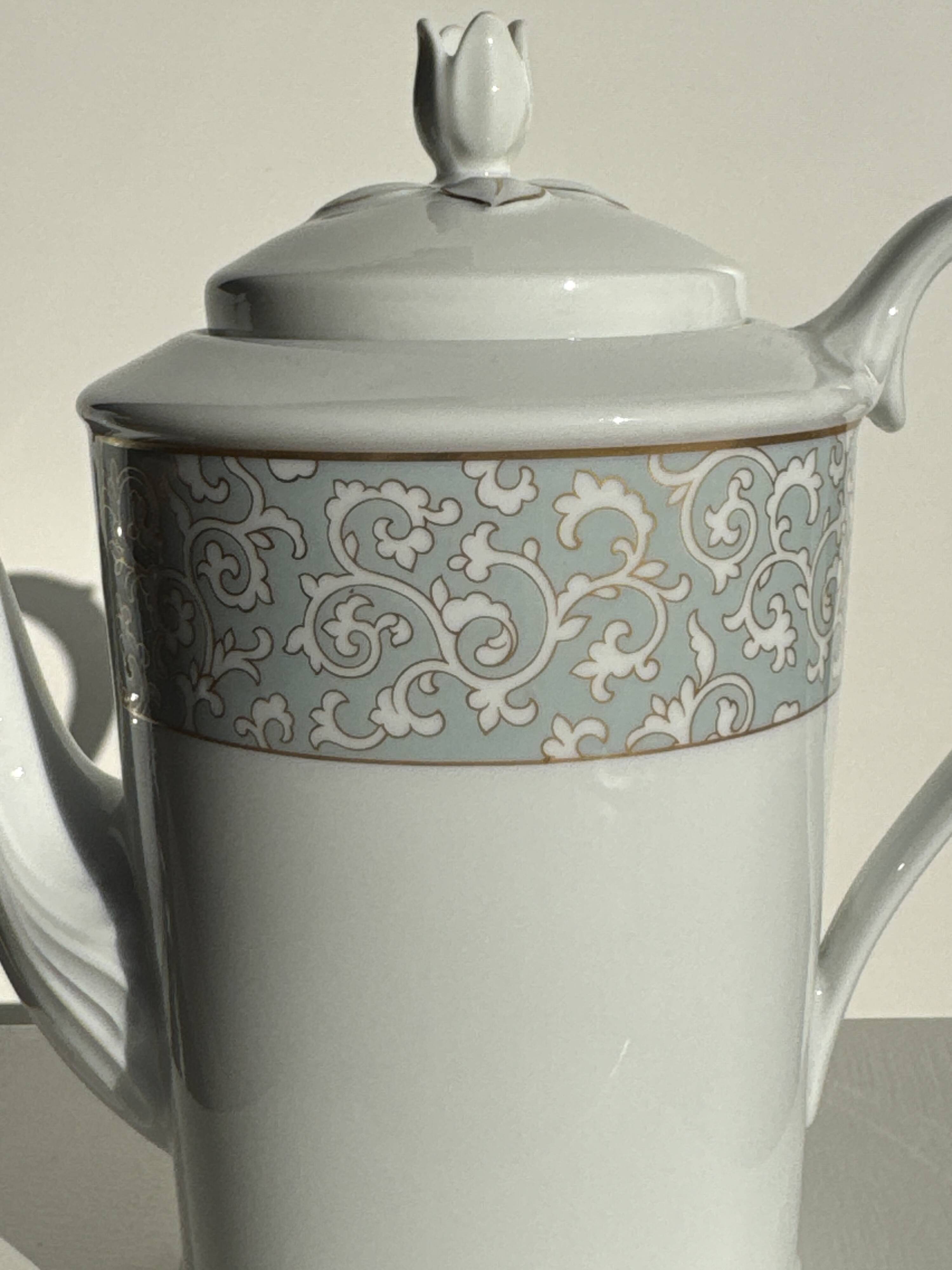 Bavarian porcelain teapot from Germany with blue frieze and flower lid H23
