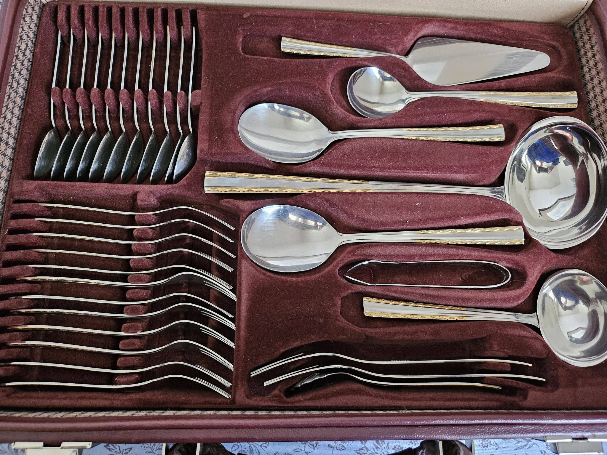 Ménagère de Luxe SBS Solingen- Modèle 4900 Munchen- 70 pièces- Or 23/24 car