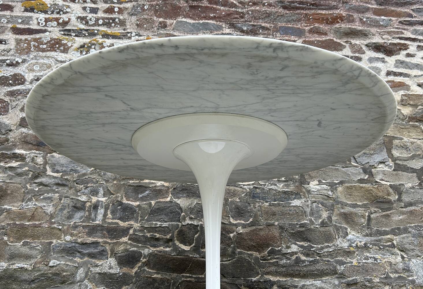 Table pied tulipe et plateau en marbre calacata biseauté, édition des années 70