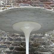 Tulip-shaped table with beveled calacata marble top, 1970s edition