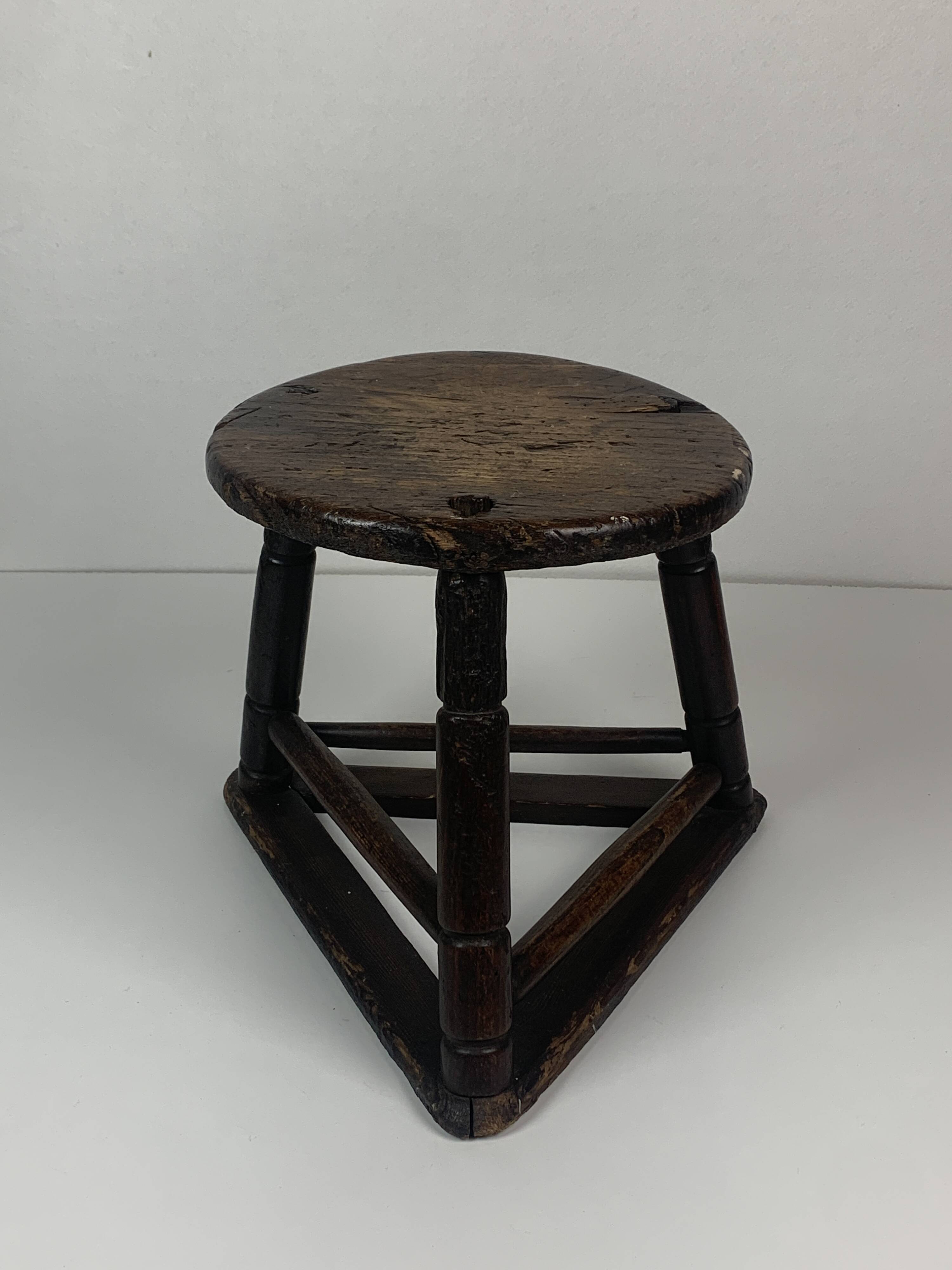 Tabouret tripode en bois ancien pour couteliers, bijoutiers et ouvriers