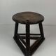 Tabouret tripode en bois ancien pour couteliers, bijoutiers et ouvriers