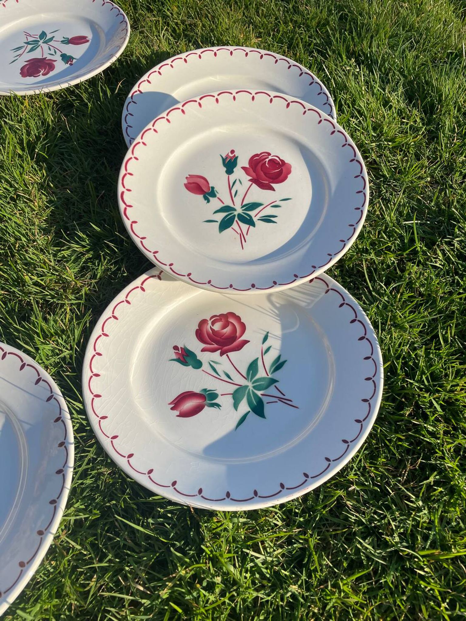 8 assiettes  plates vintage a décor de roses stylisées