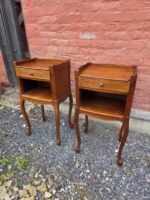 Paire de tables de chevet style Louis XV en merisier
