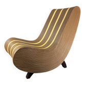 Chaise longue basse en rotin, bambou, avec des courbes et des vagues, des années 1970.