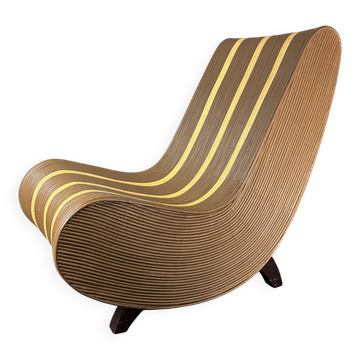 Chaise longue basse en rotin, bambou, avec des courbes et des vagues, des années 1970.