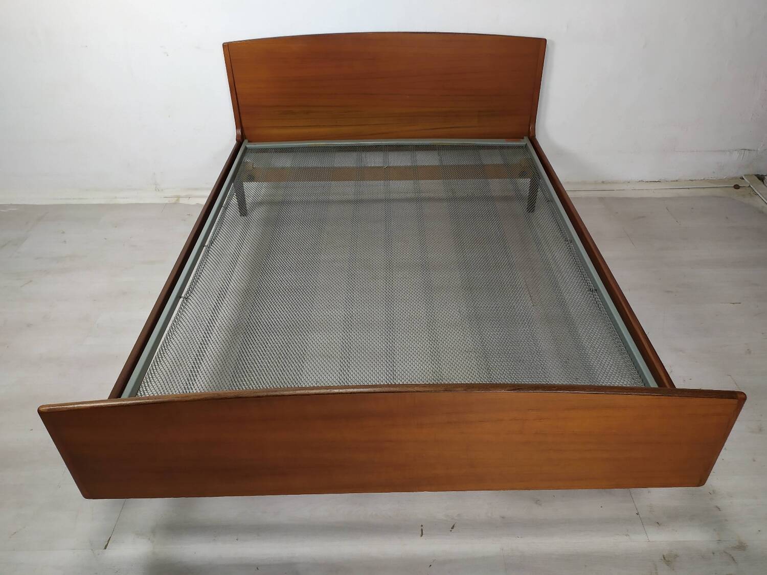 Scandinavian bed 140