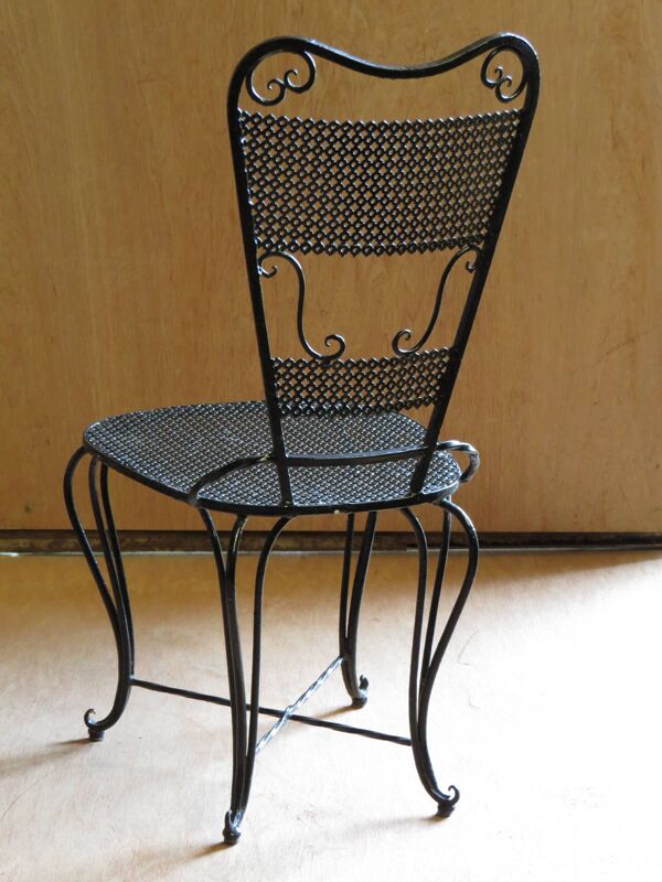 Paire de chaises de jardin en fer forgé laquées noir