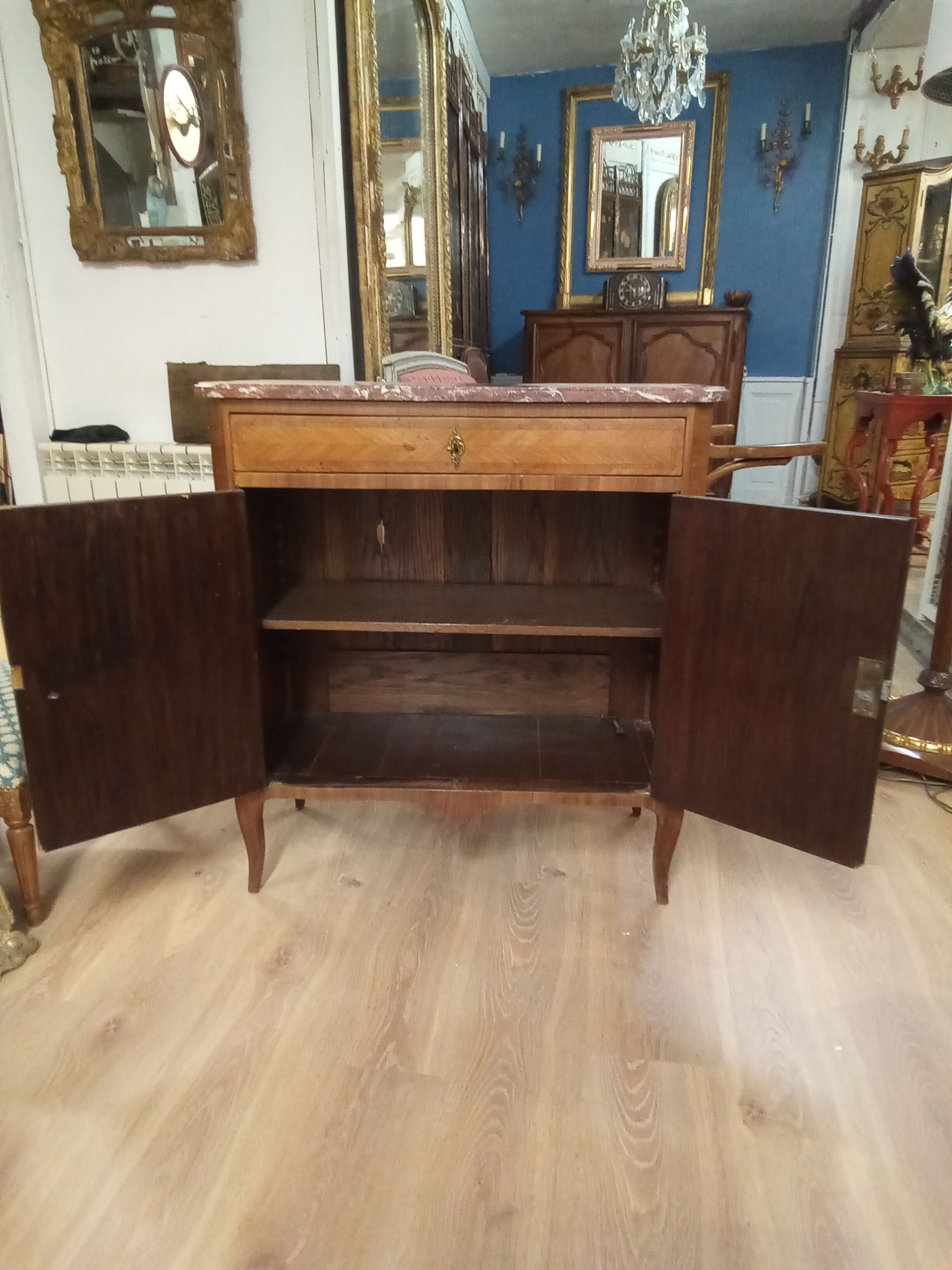 Commodity in rosewood veneer