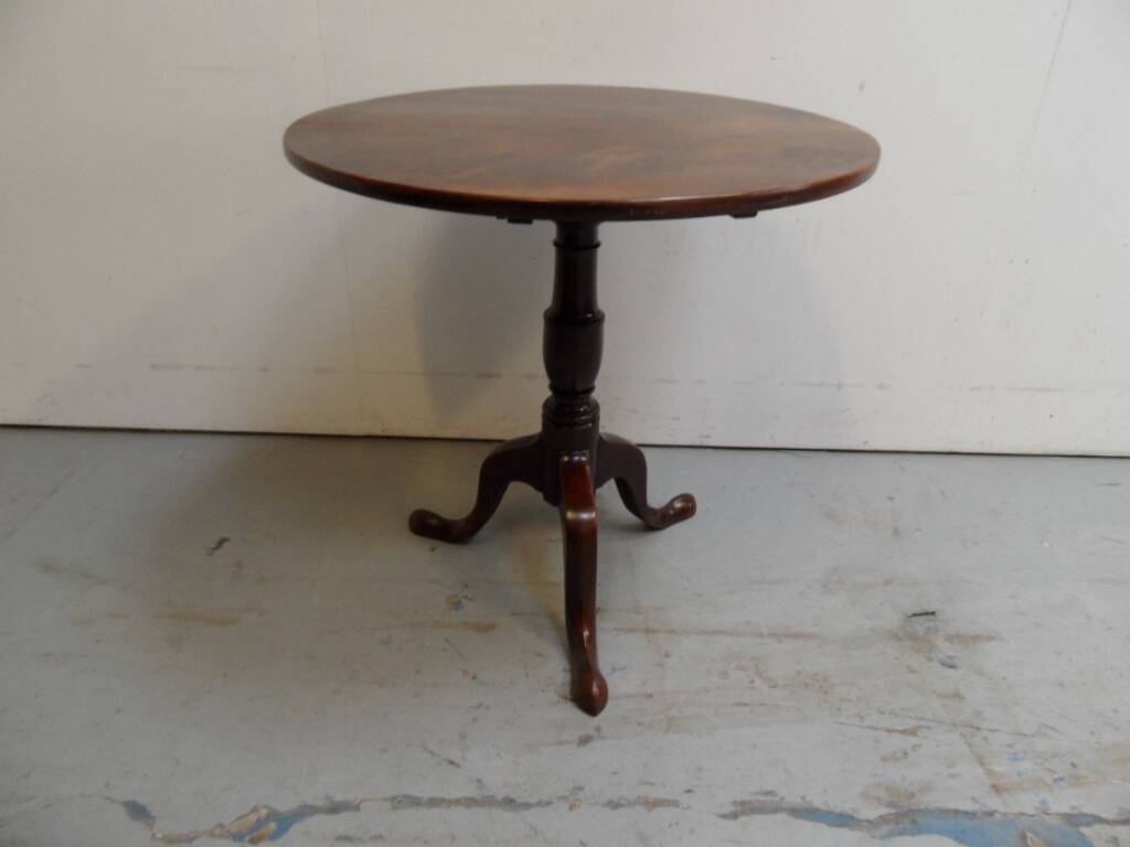 Table ronde inclinable antique en acajou