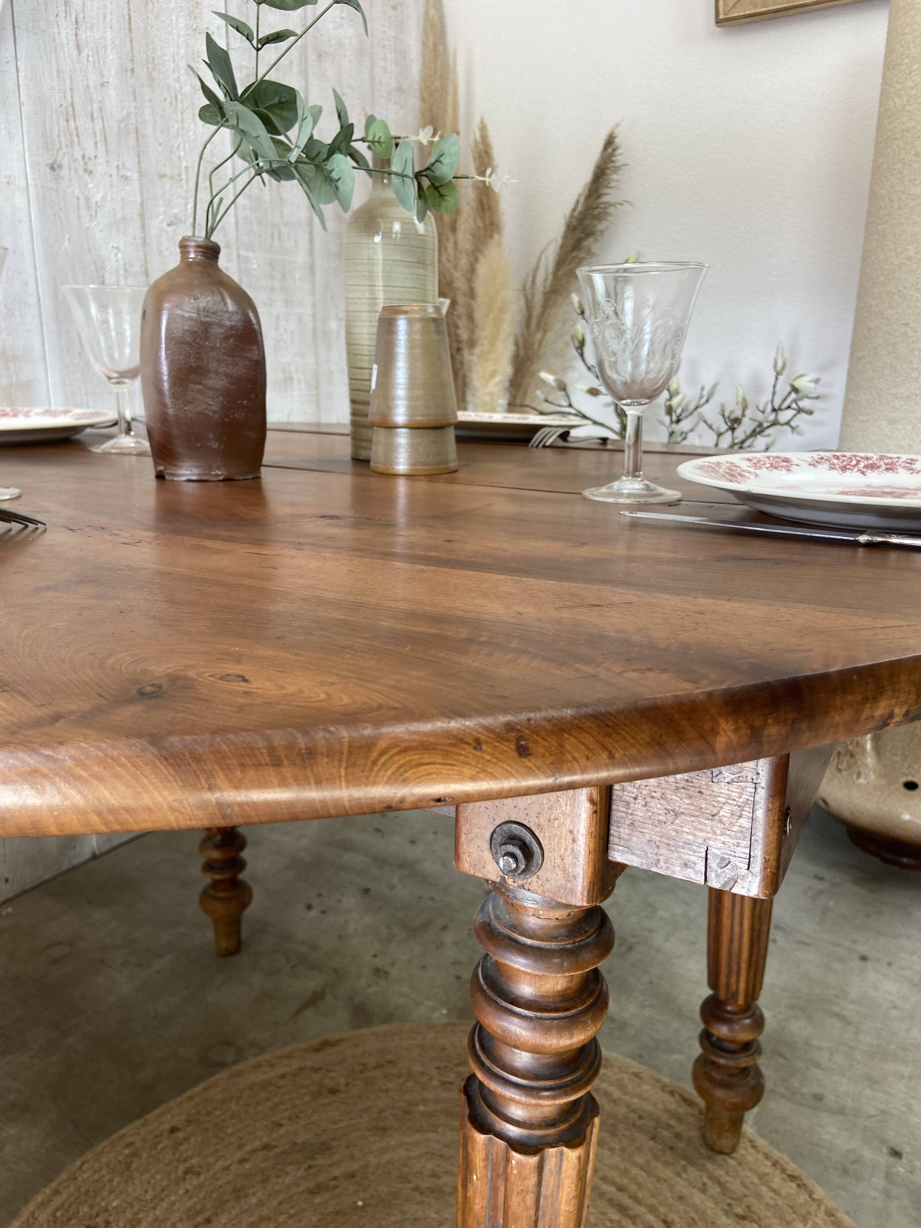 Extendable country table
