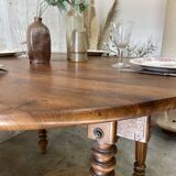 Extendable country table