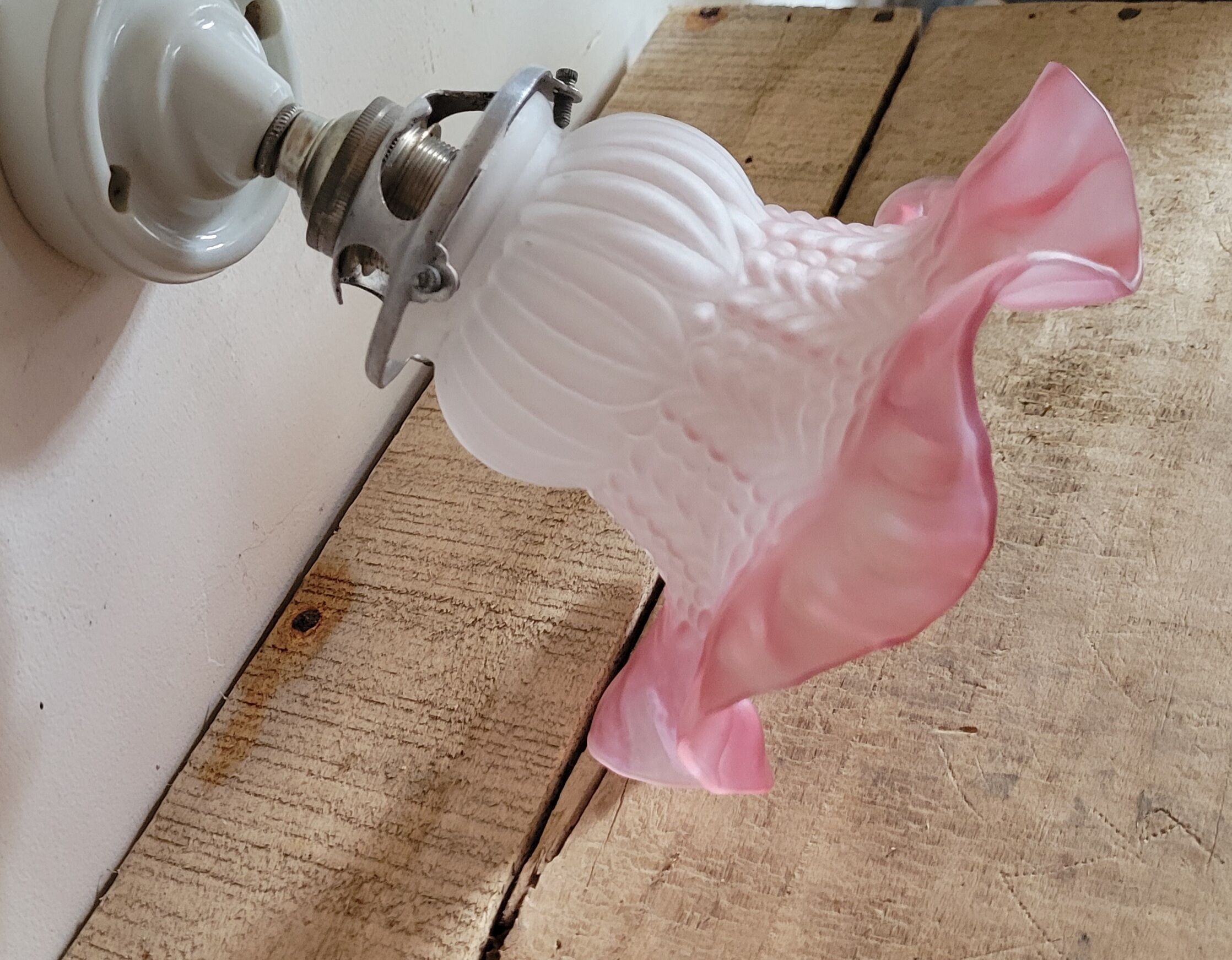 Tulip and porcelain wall lamp