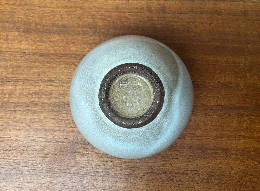 Mid-century German minimalist studio pottery vase by Hildegard and Peter Delius for Hamelner Kunsttöpferei, 1960s.