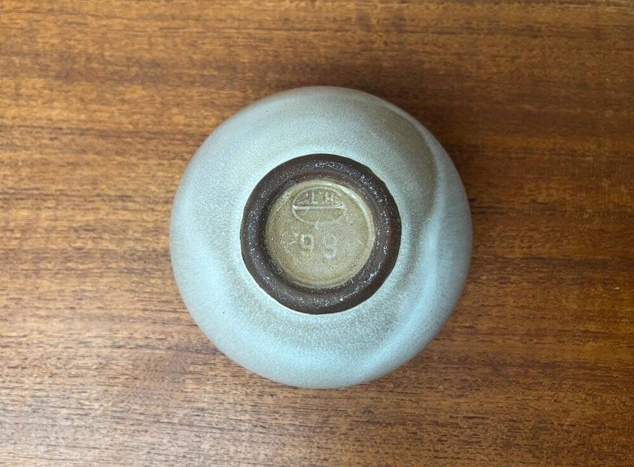 Mid-century German minimalist studio pottery vase by Hildegard and Peter Delius for Hamelner Kunsttöpferei, 1960s.