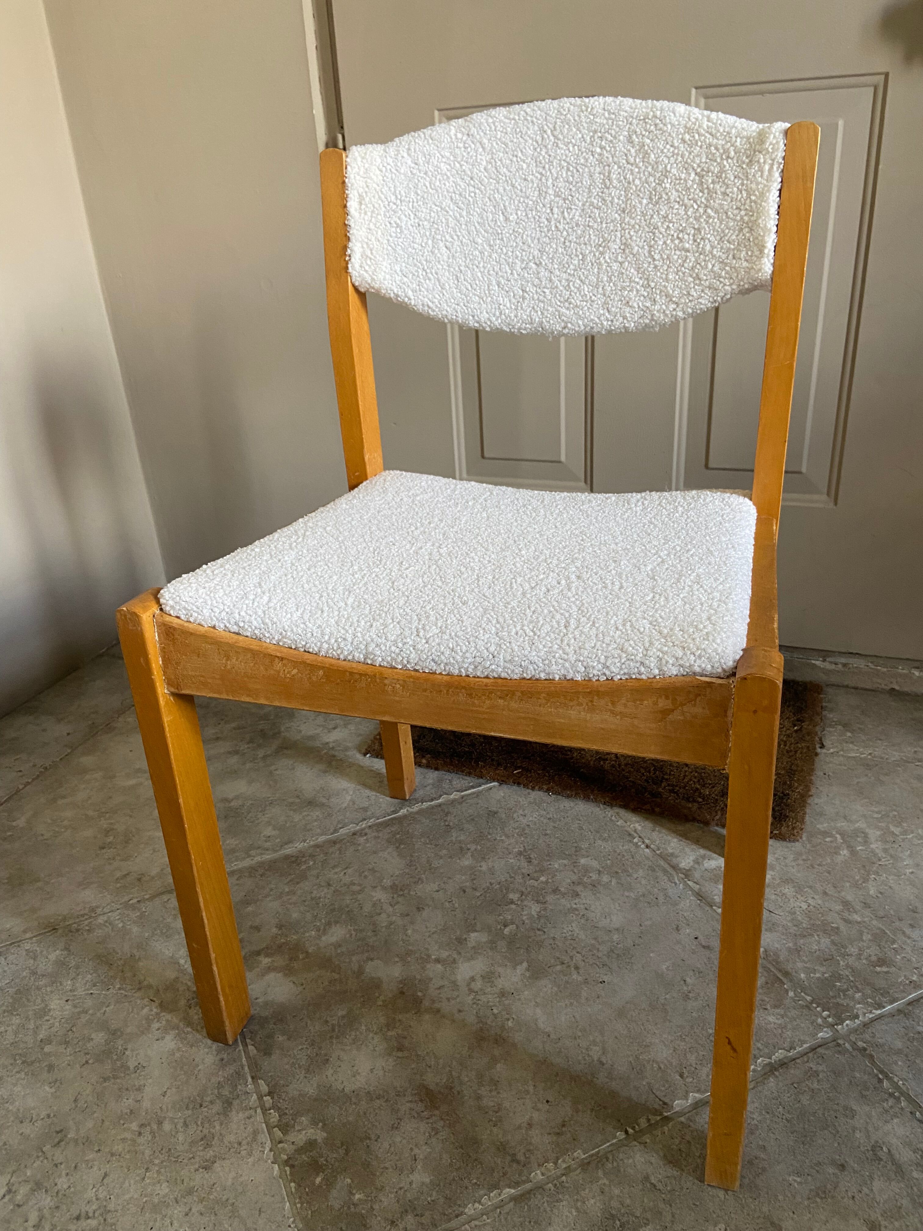 Six vintage 70s Baumann style chairs white buckle fabric