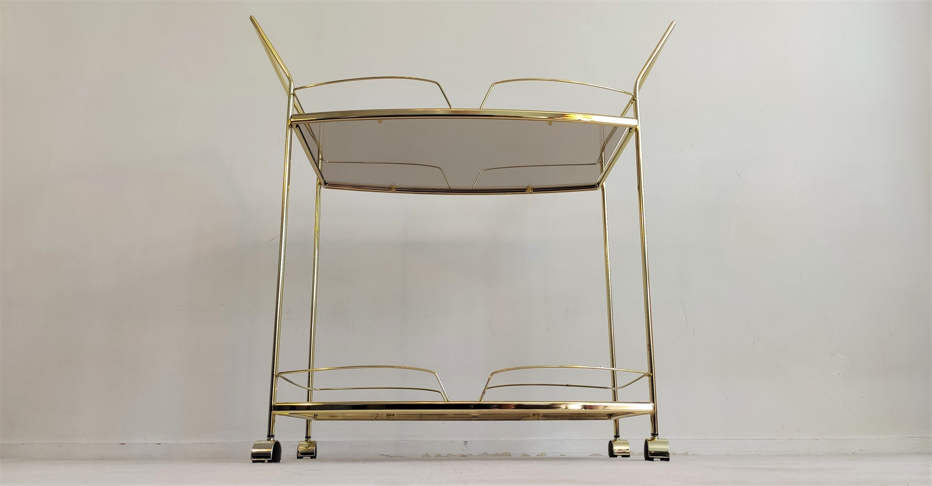 Serves golden trolley bar with wheels, in golden brass of the 80'S