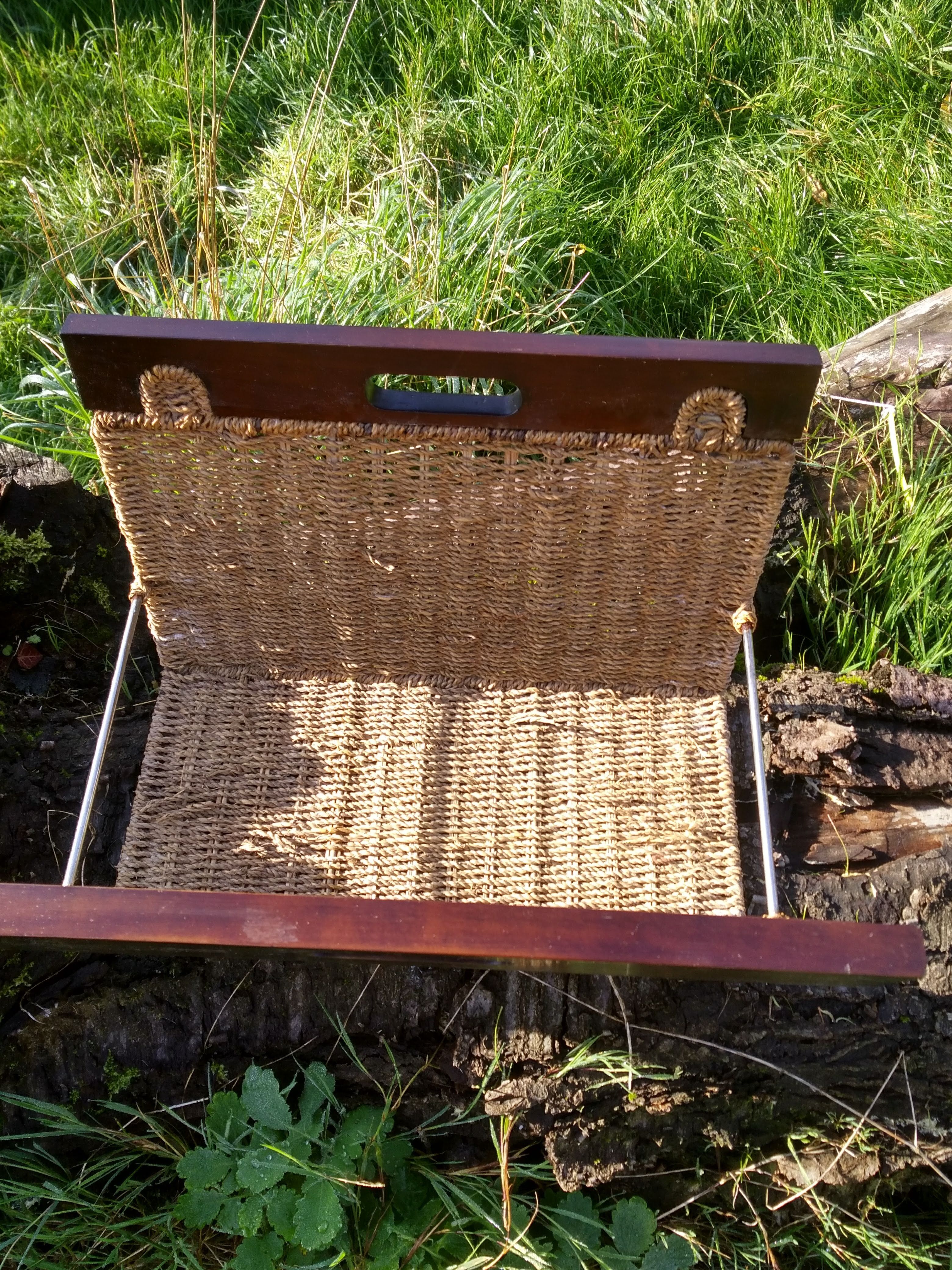 Logs holder in rush and wooden handle