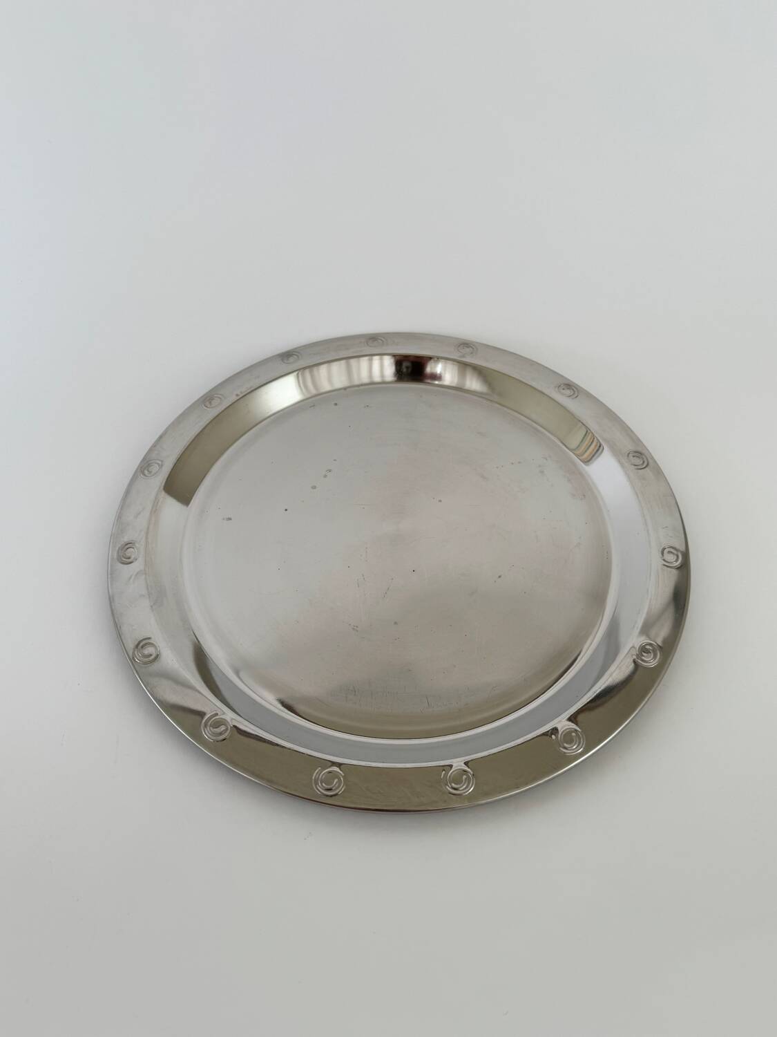 Plat de service rond en métal argenté vintage moderniste