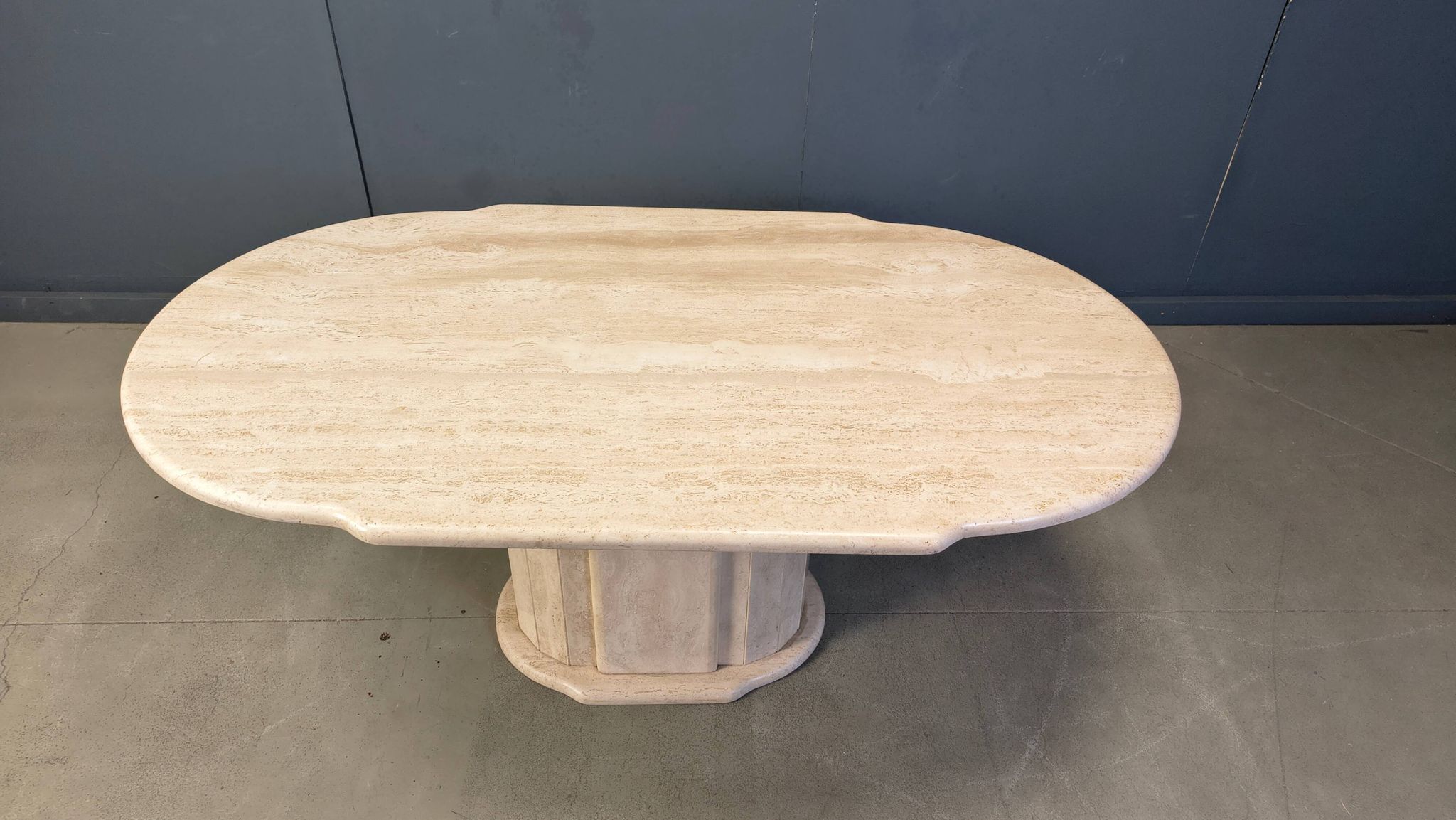 Table à manger ovale en travertin vintage, années 1970