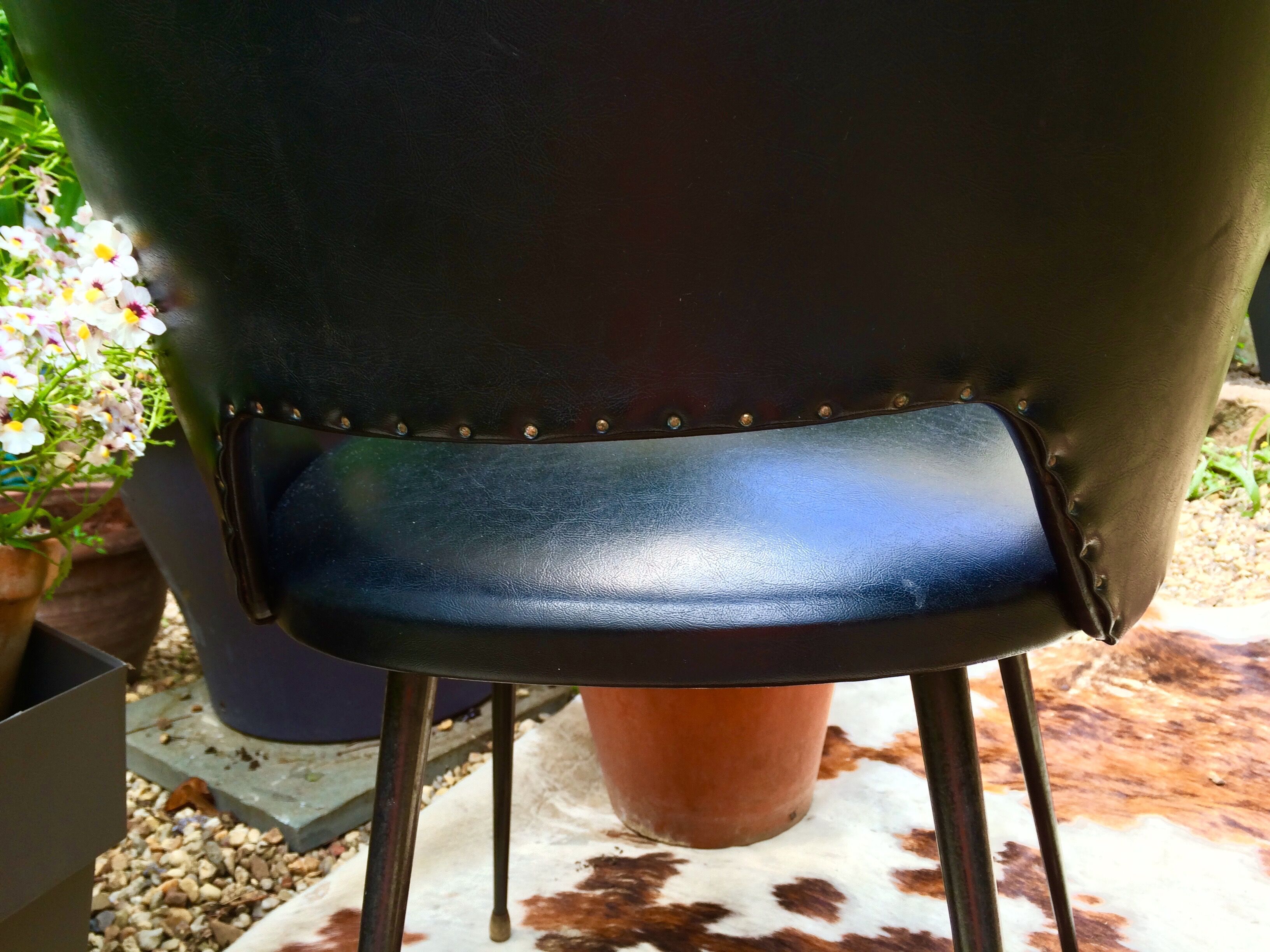Chaise tulipe skaï noir des années 50