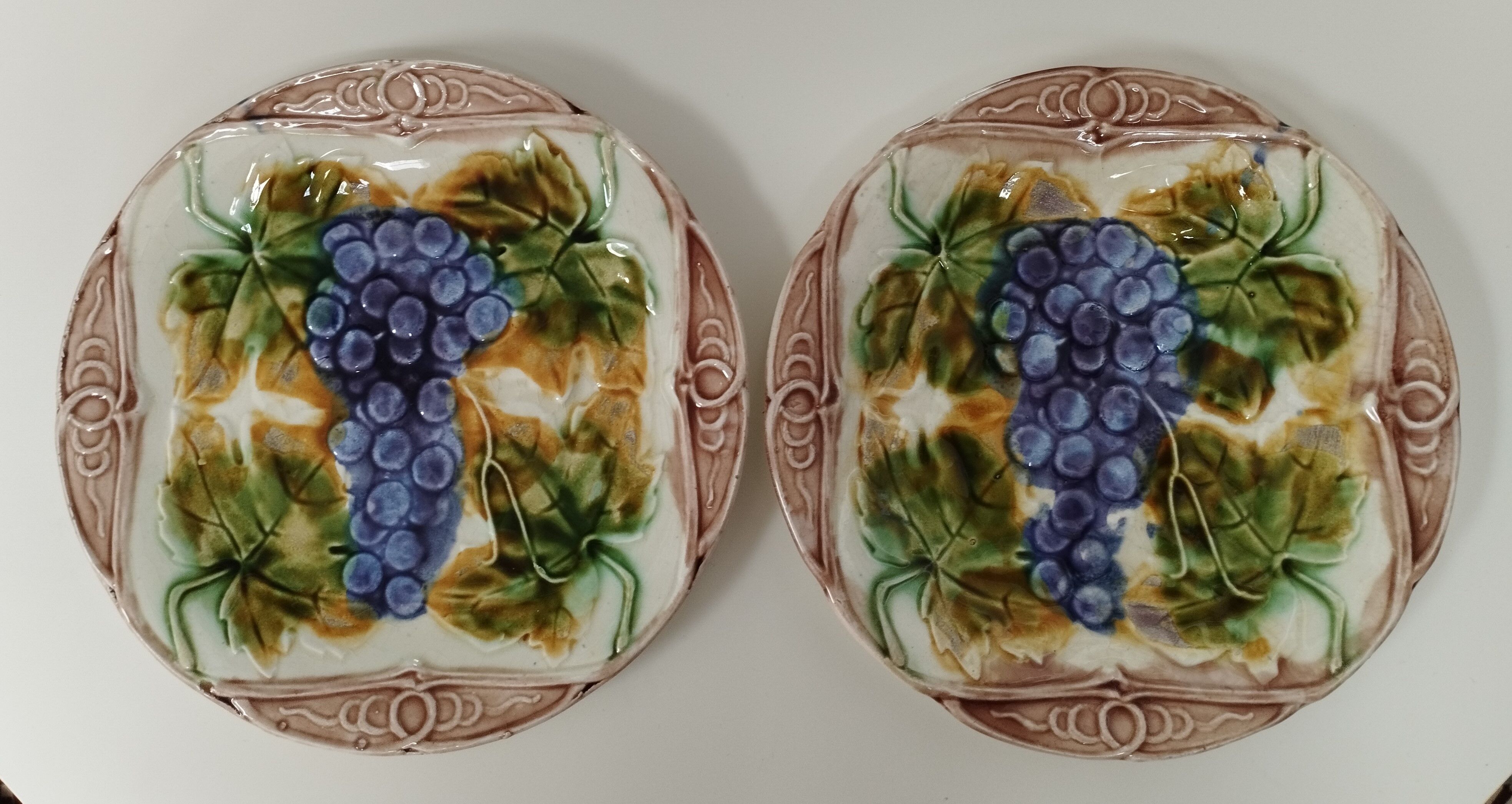 Lot de 2 assiettes en barbotine à motif raisin