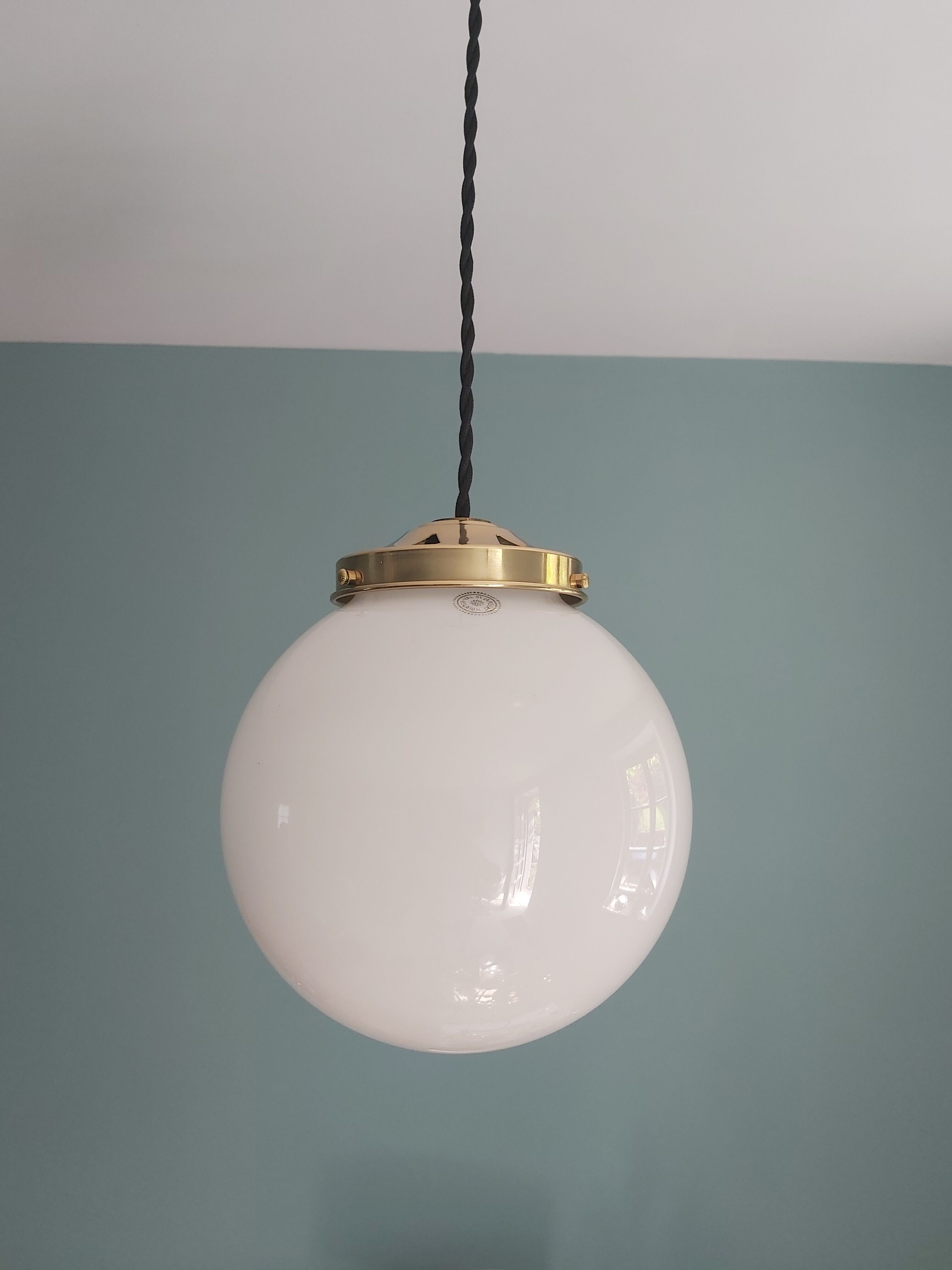 Lot de 3 suspensions art deco avec globe en opaline blanche