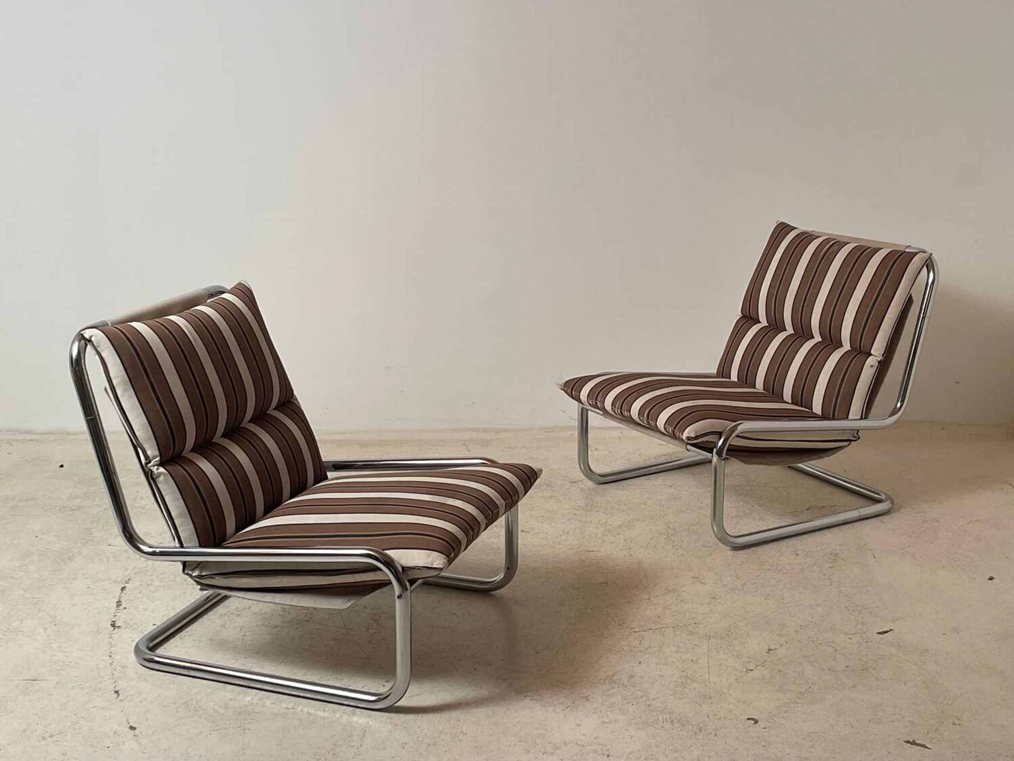 Paire de chauffeuses cantilever 1970