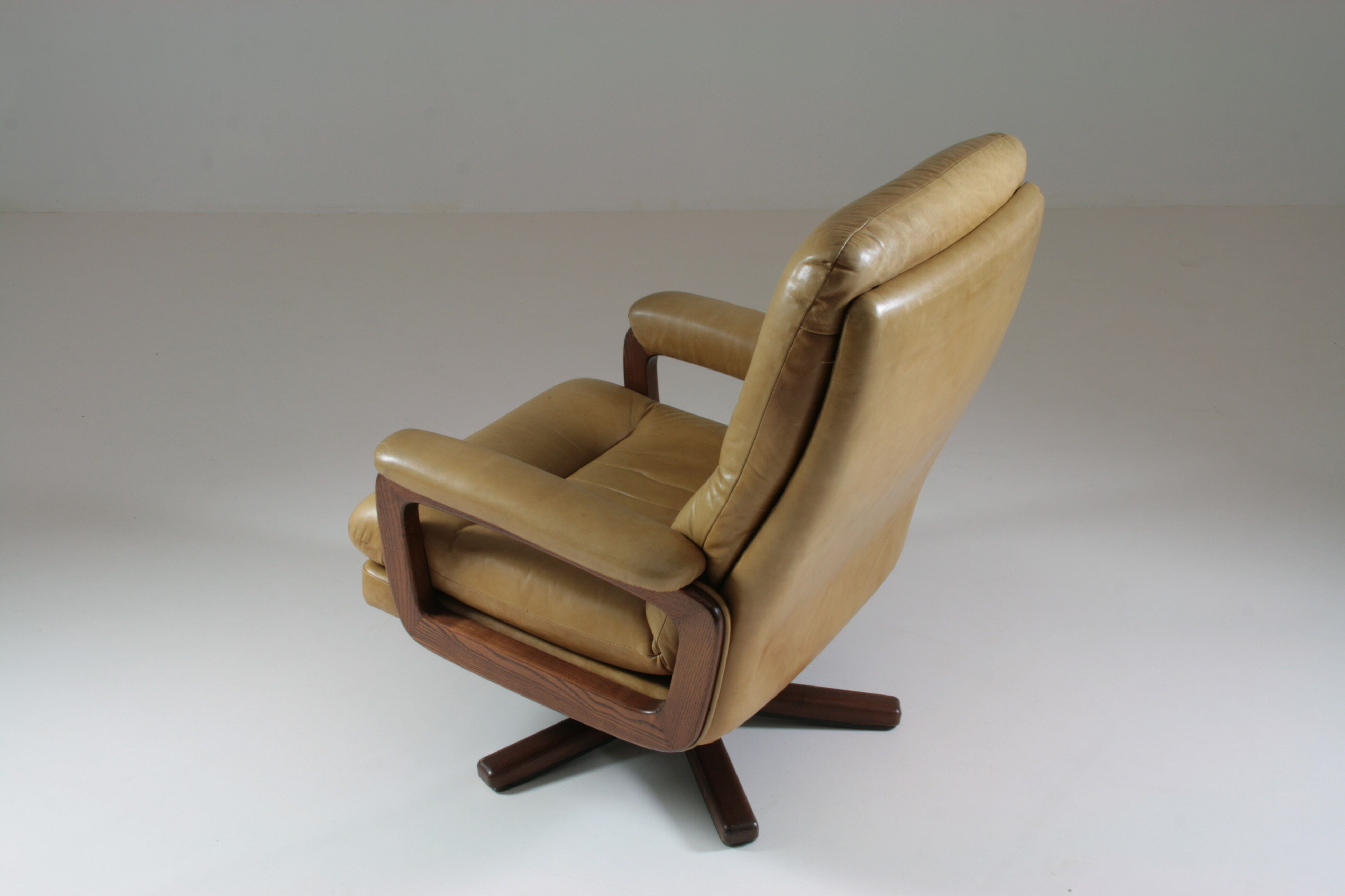 Leather lounge chair by André Vandenbeuck