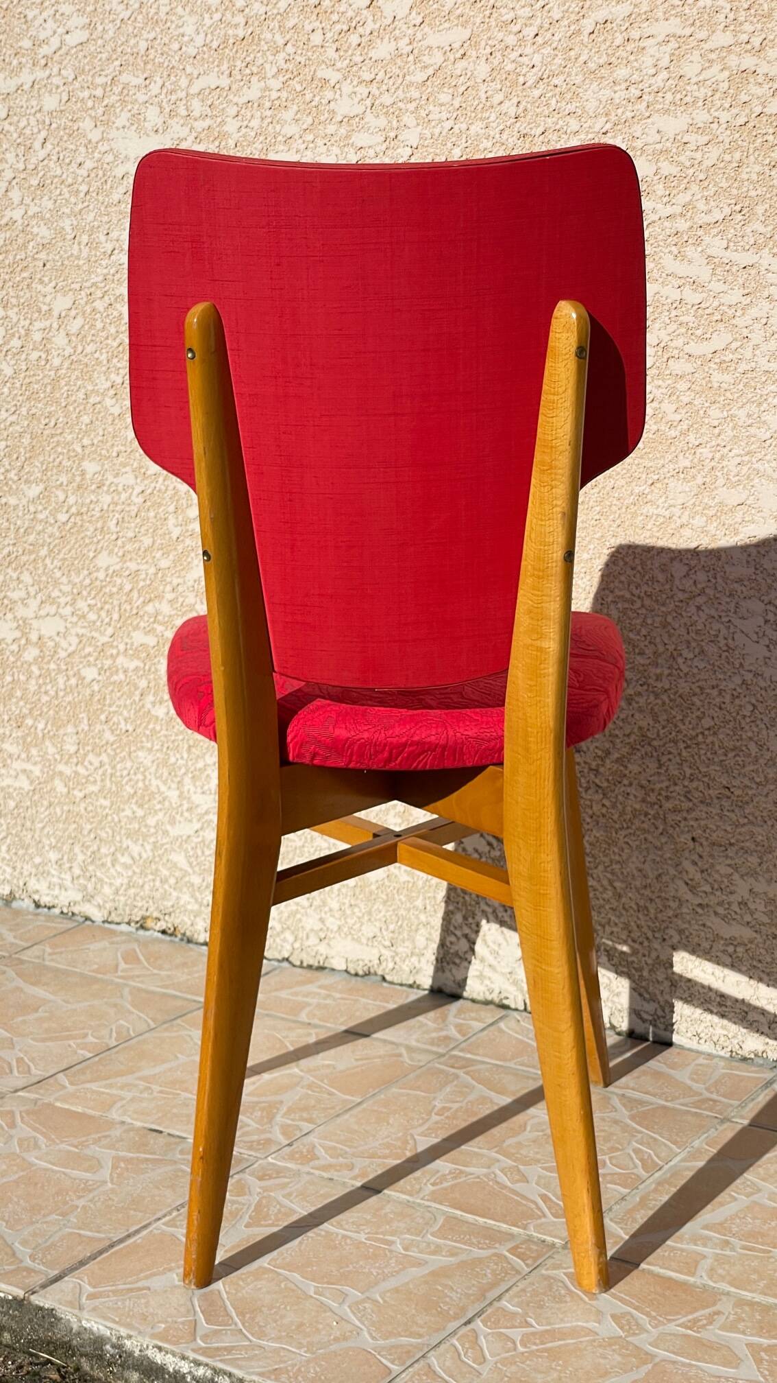 Chaise rétro vintage rouge graphique