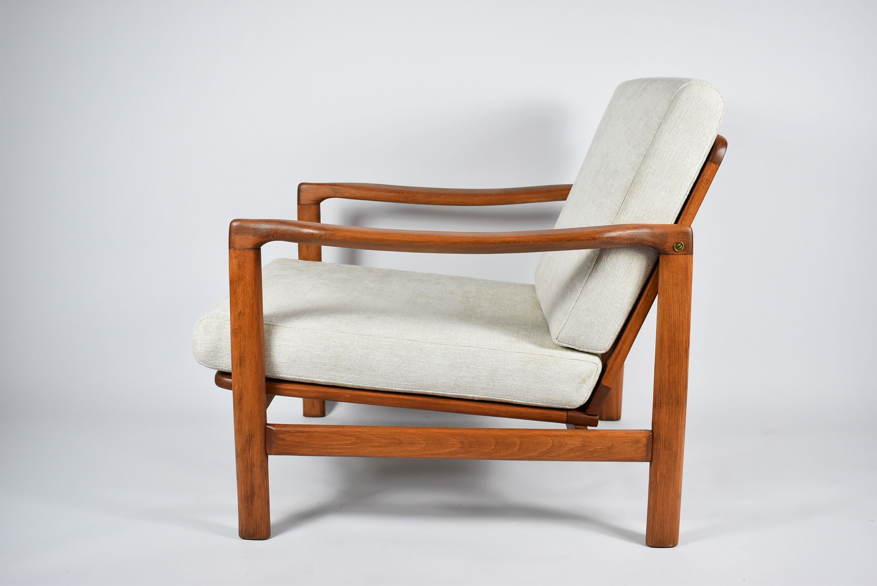 Fauteuil d’origine scandinave, entièrement restauré, rembourré, designer Z. Baczyk, années 60, beige