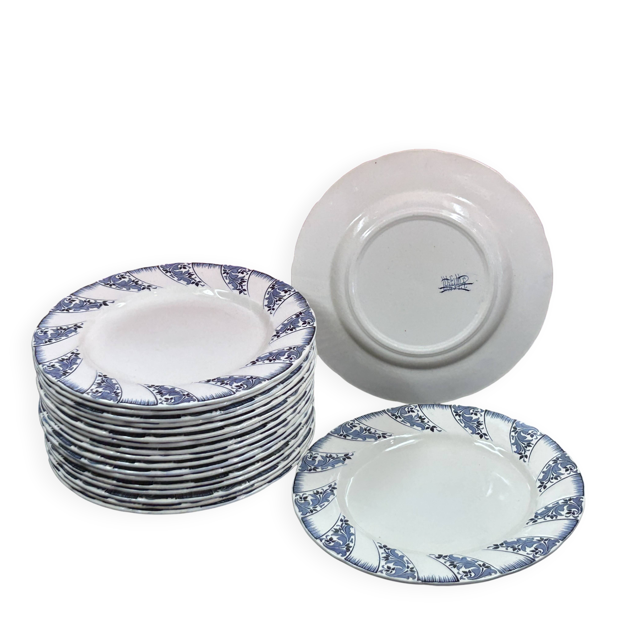 Set of 18 Lunéville earthenware dinner plates, 25.5 cm diameter