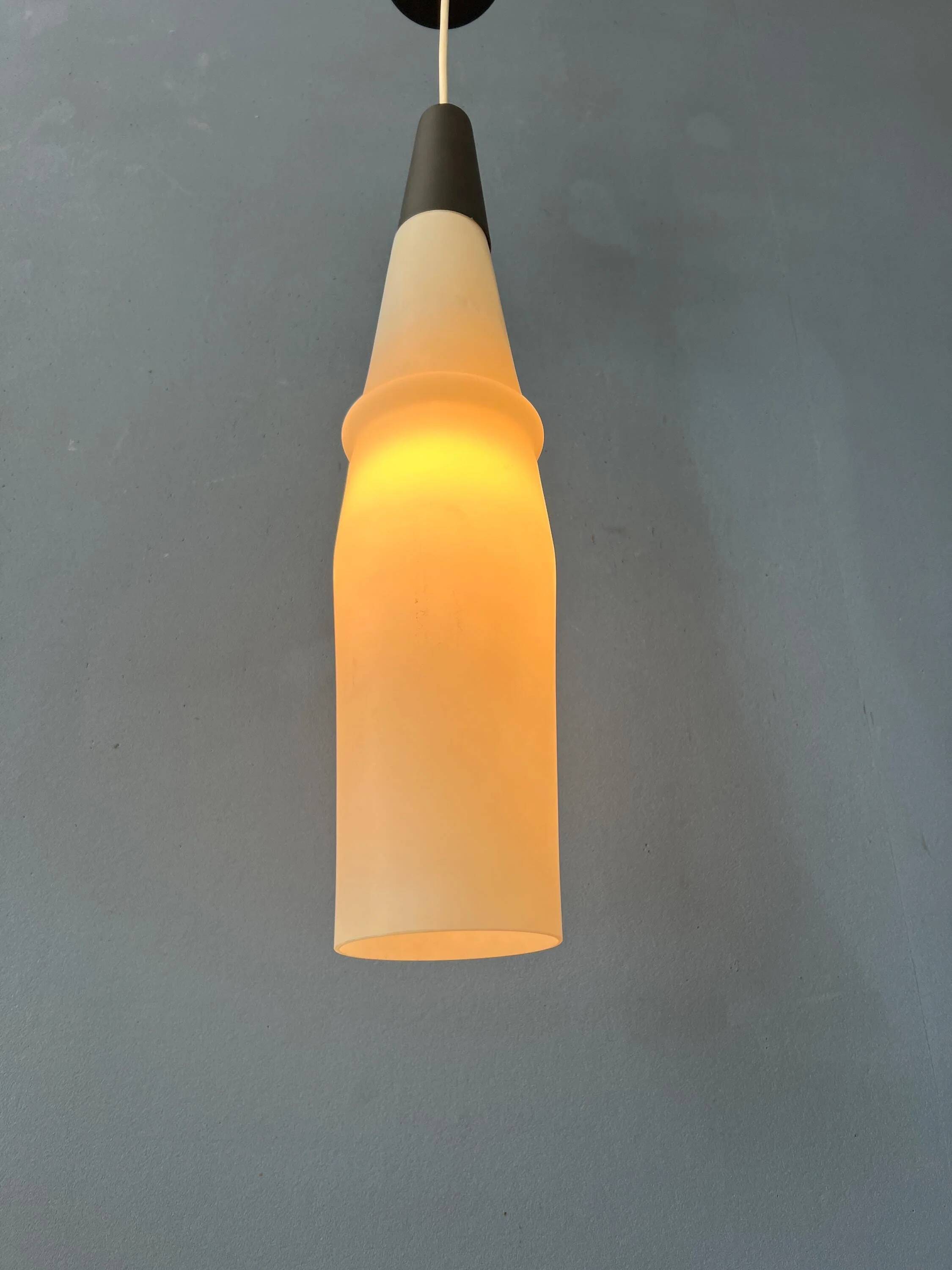 Suspension longue Mid-Century en verre opalin