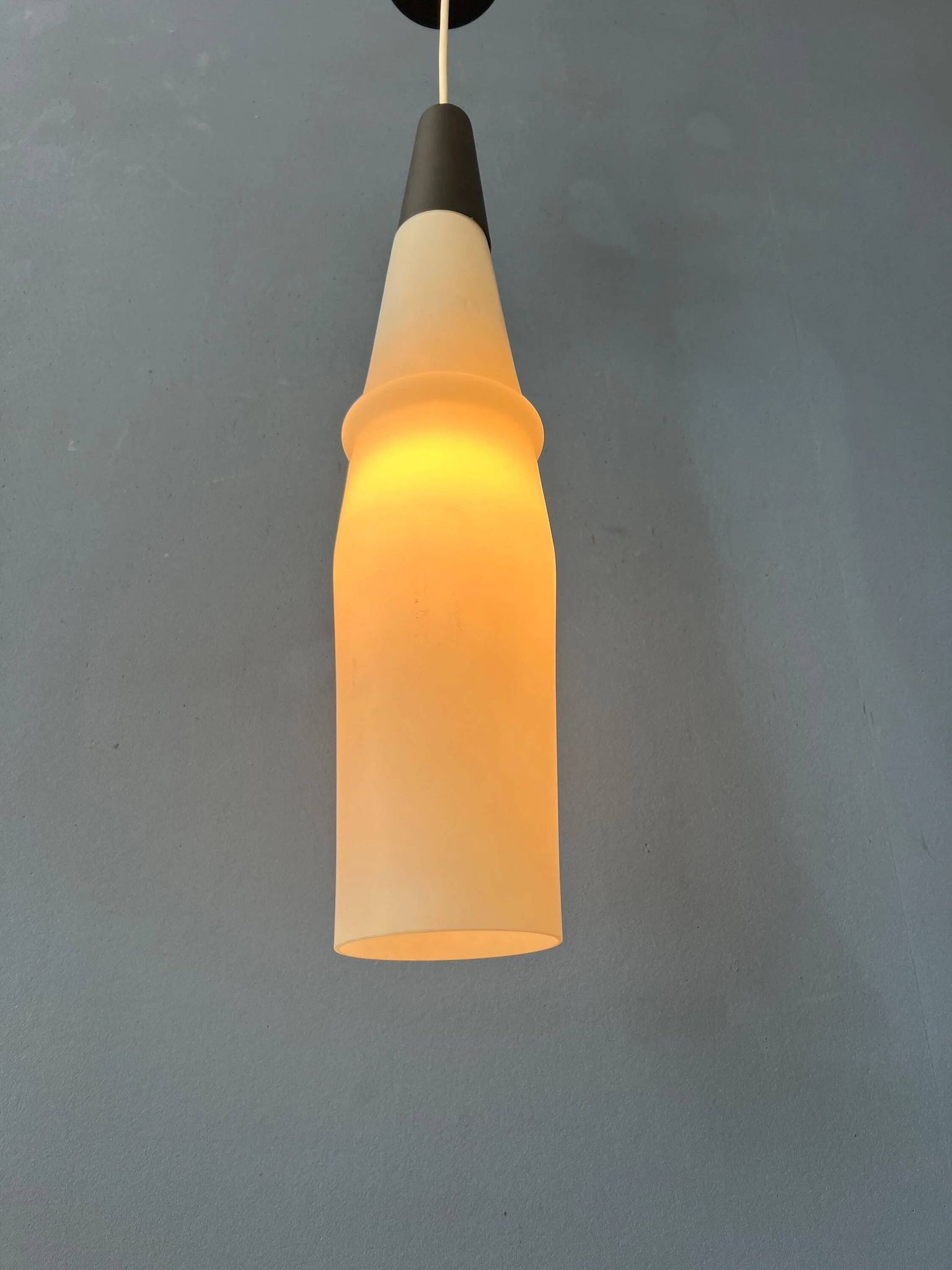 Suspension longue Mid-Century en verre opalin