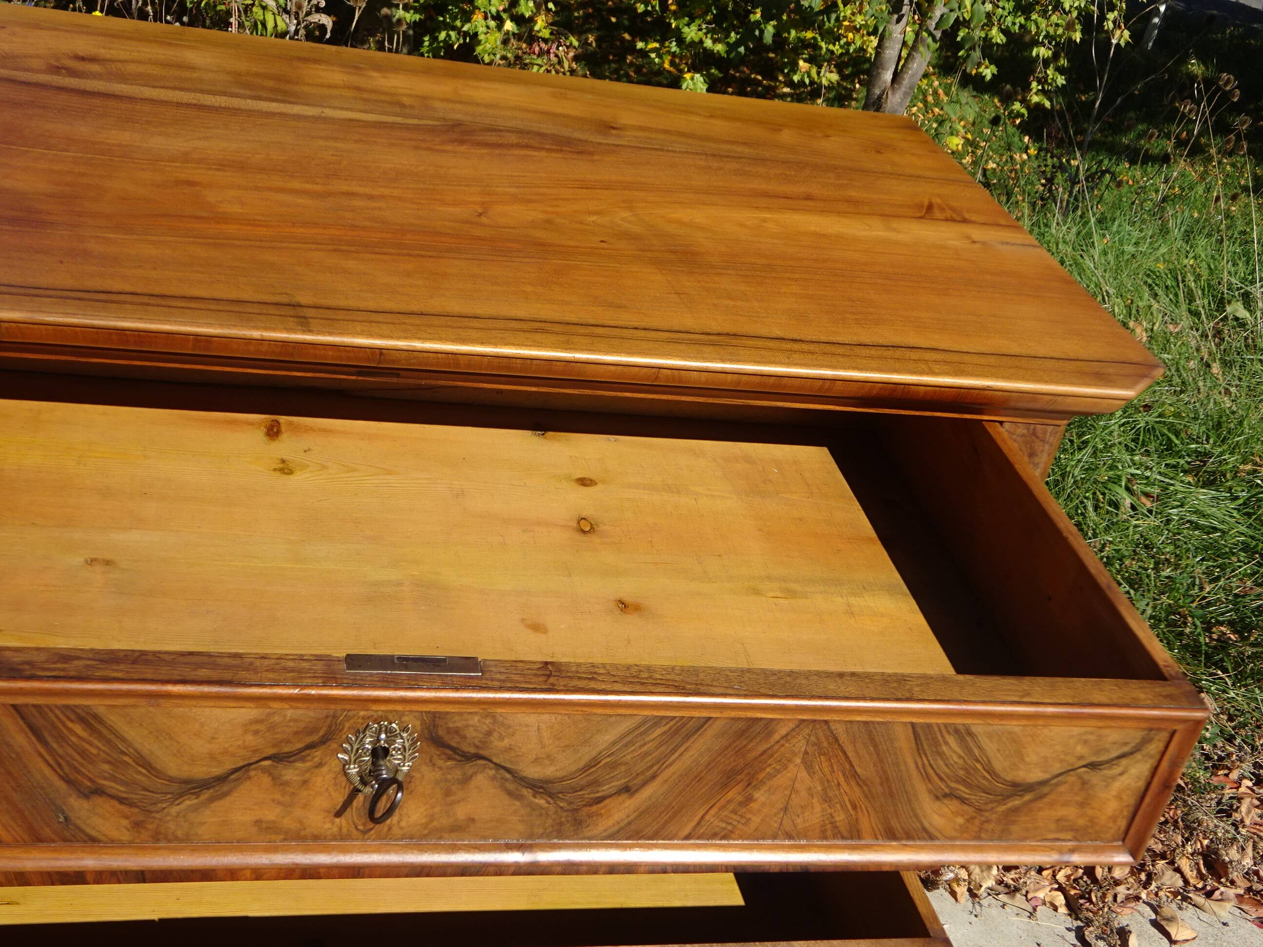 Commode en noyer et ronce de noyer style Louis Philippe