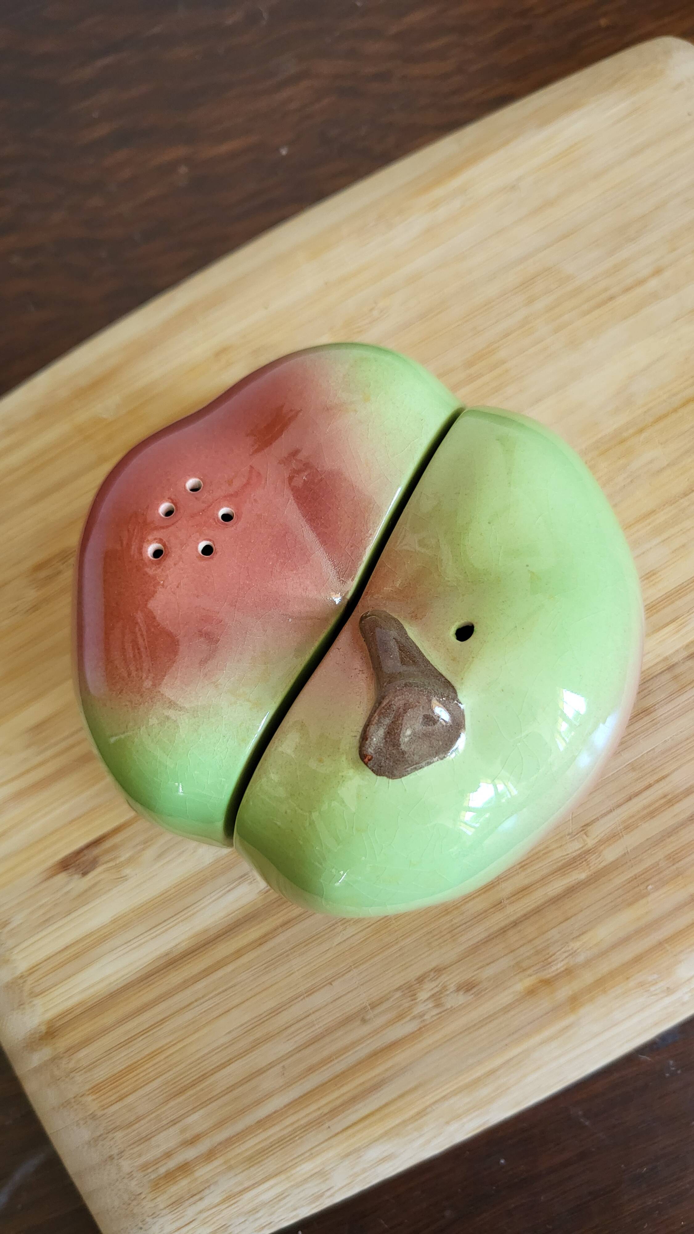 Salt and pepper apple service