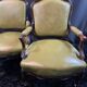 Paire de larges fauteuils XIXe en cuir vert de style Louis XV