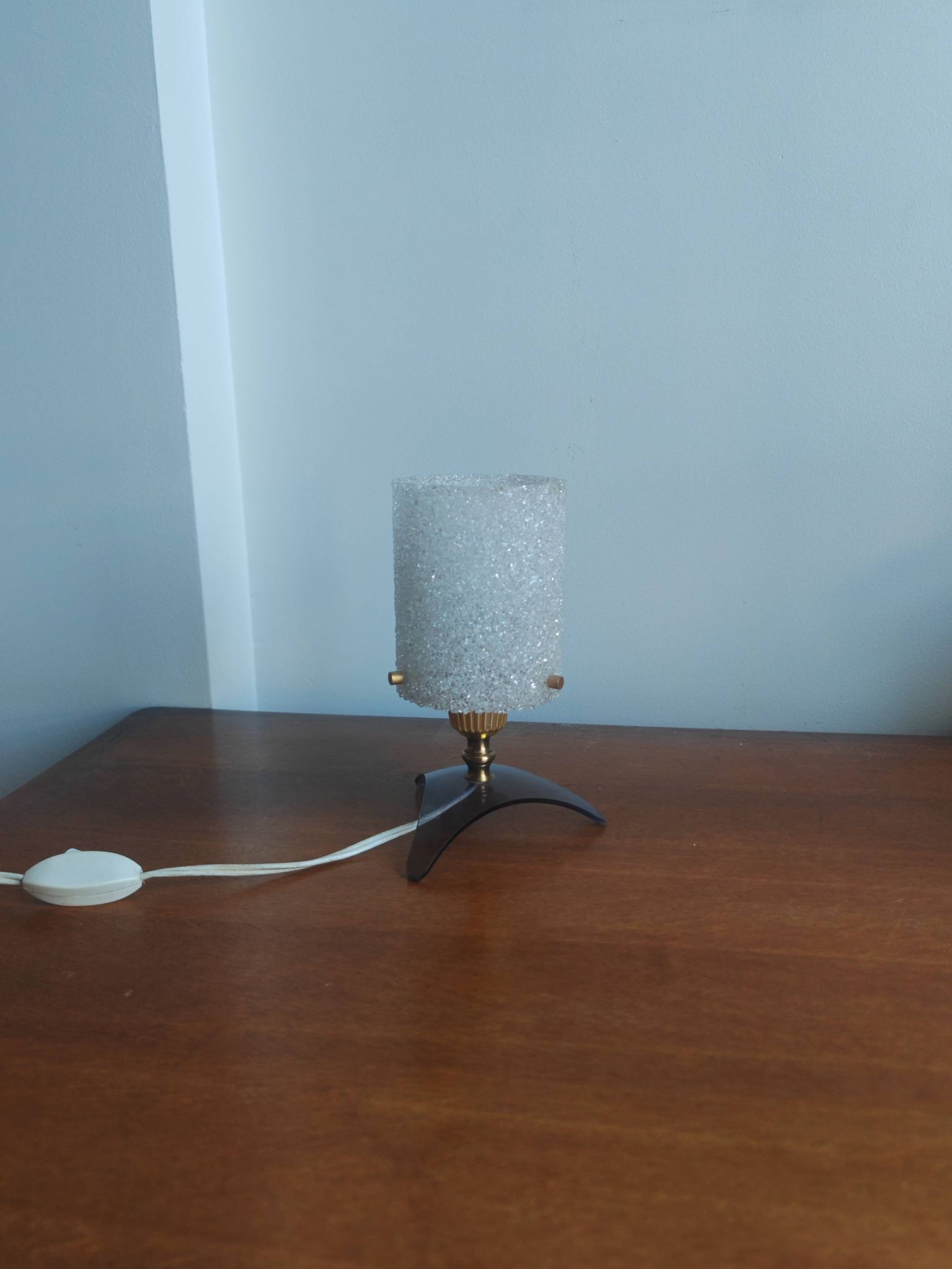 Vintage tripod lamp 60s/70s – Smoked Plexiglass, Brass & Frosted granite glass