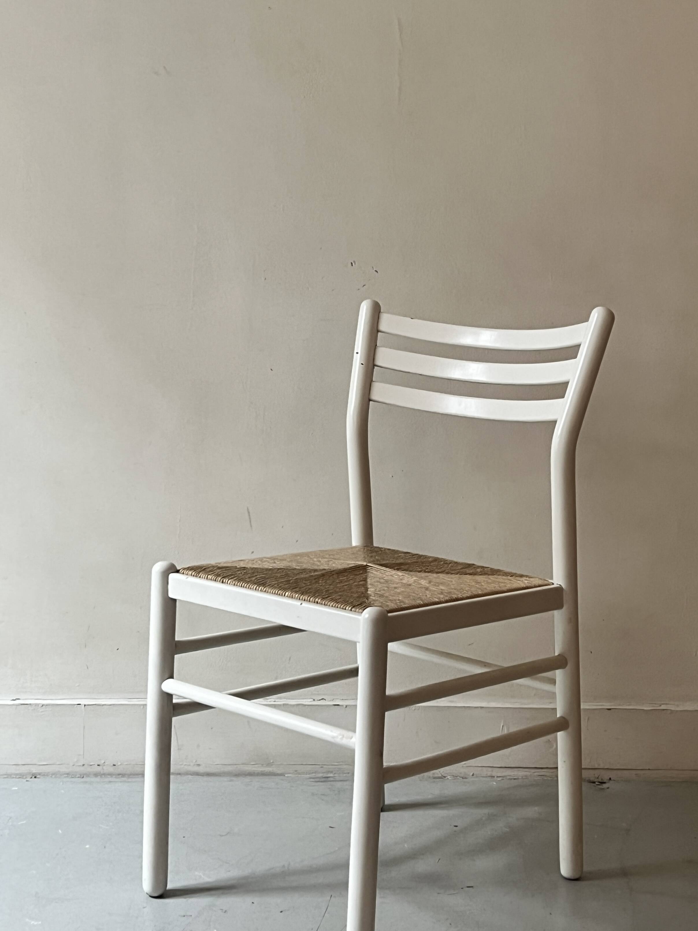 Paire de chaises vintage en bois blanc et paille