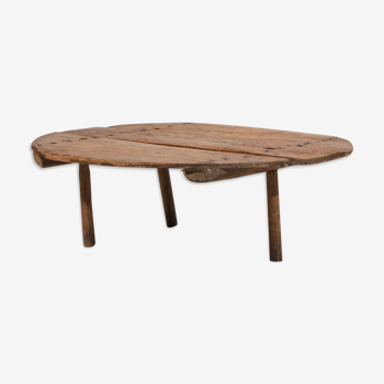 Round oak thracian table