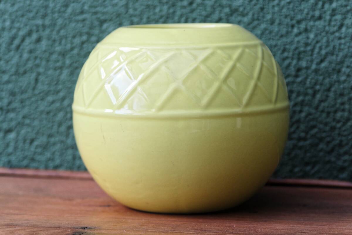 Vase boule jaune, années 50
