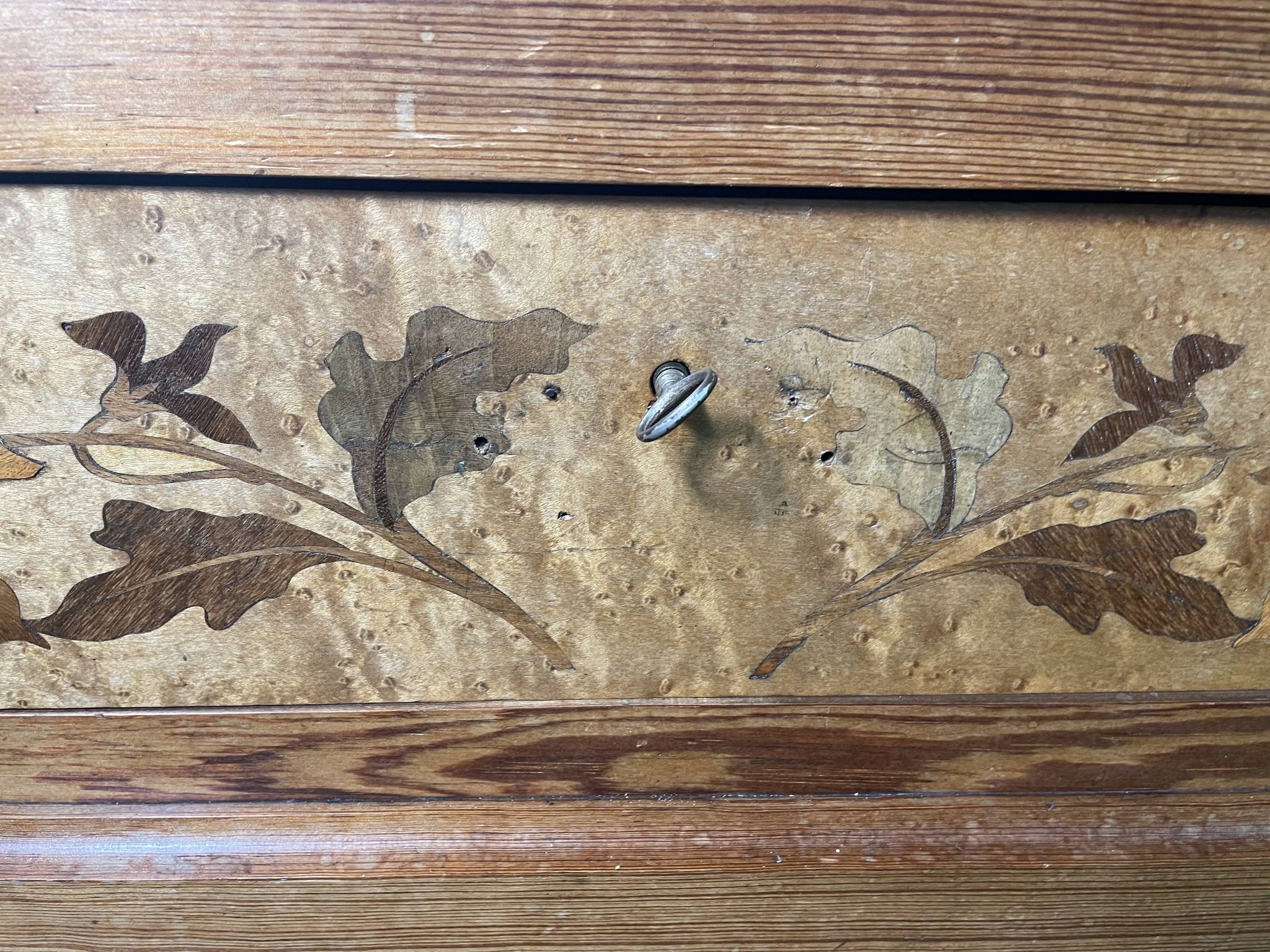 Armoire à glace en pitchpin et marqueterie