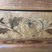 Armoire à glace en pitchpin et marqueterie