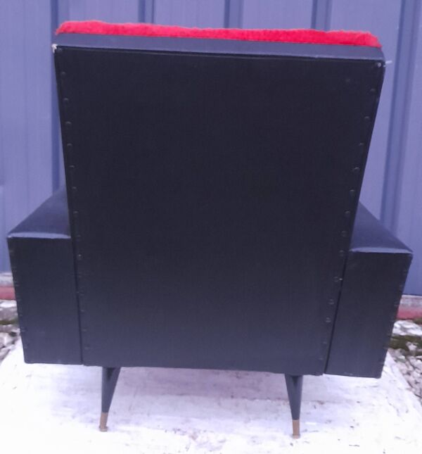 Fauteuil skaï noir et fourrure rouge